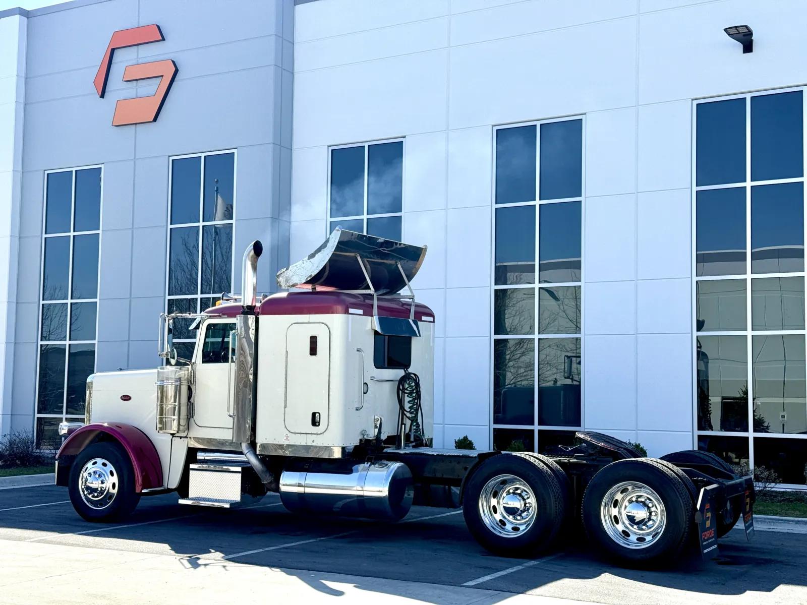 2008 Peterbilt 388 in New Lenox, IL — photo 6