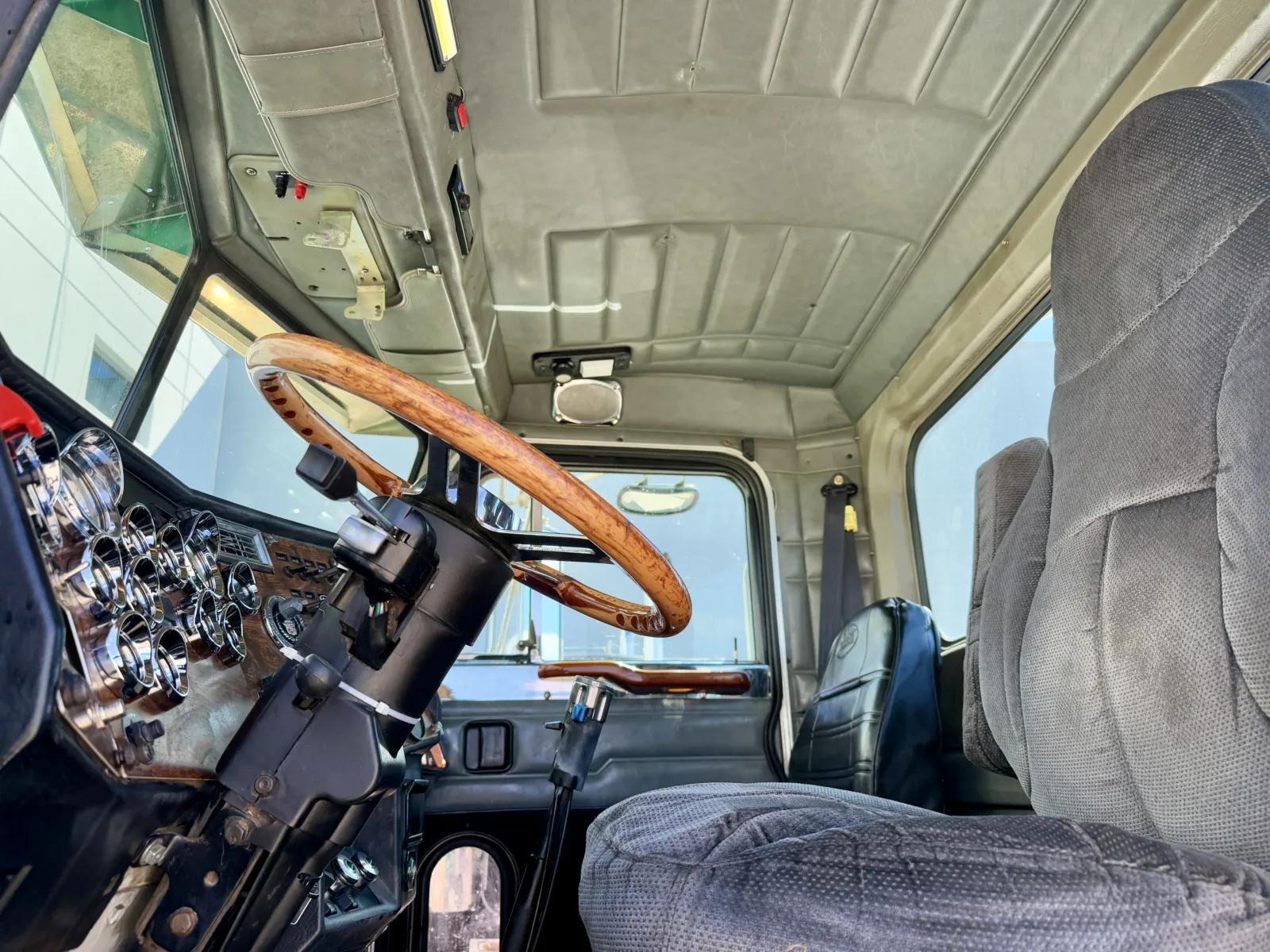 1998 Peterbilt in New Lenox, IL — photo 14