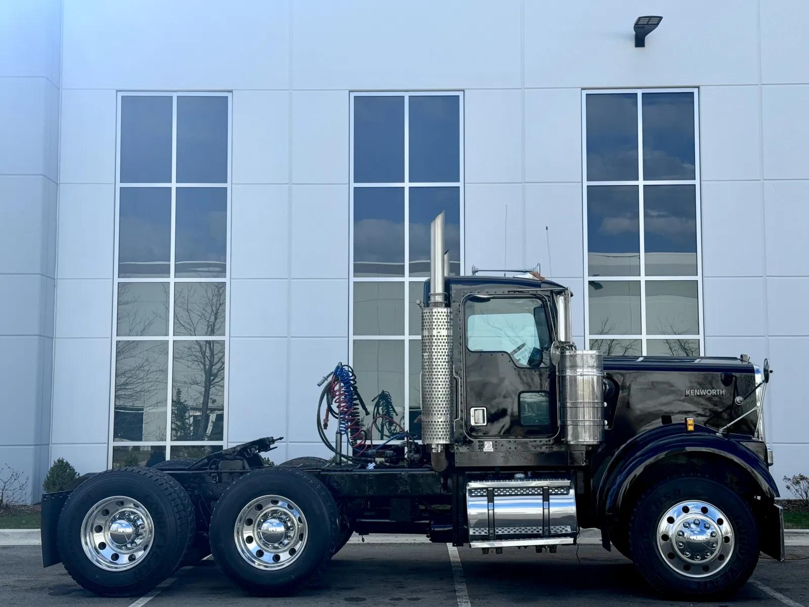 1999 Kenworth W900 in New Lenox, IL — photo 3