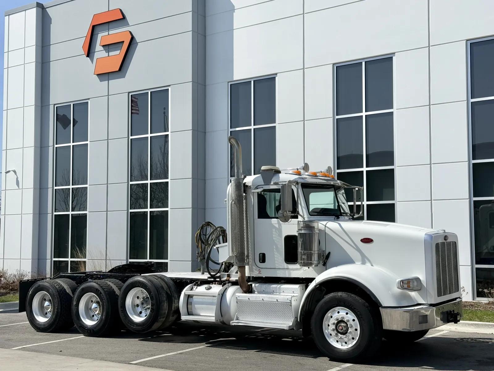 2015 Peterbilt 367 in New Lenox, IL — photo 2