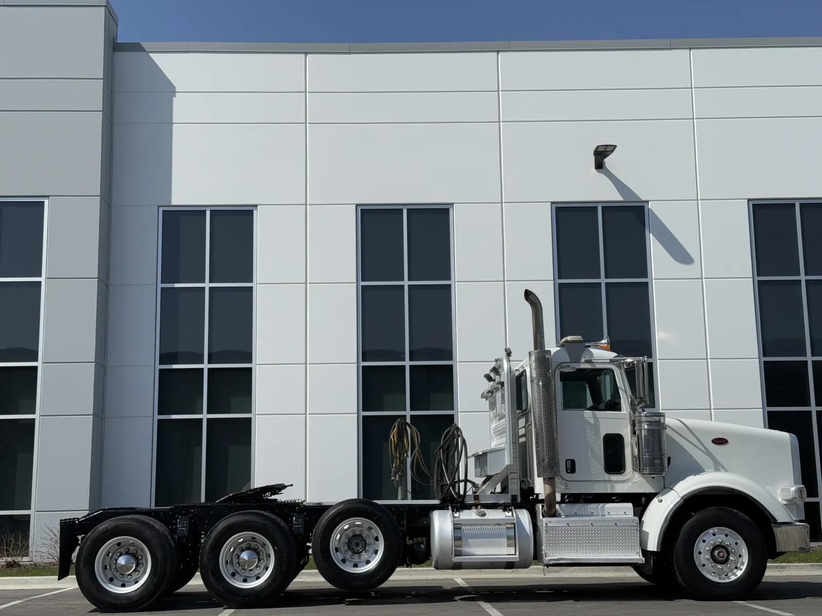 2015 Peterbilt 367 in New Lenox, IL — photo 3