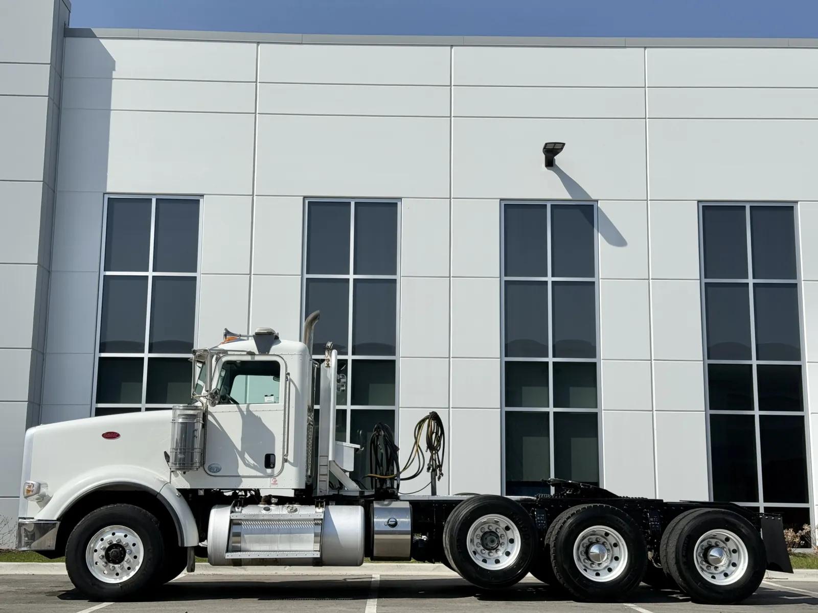 2015 Peterbilt 367 in New Lenox, IL — photo 4