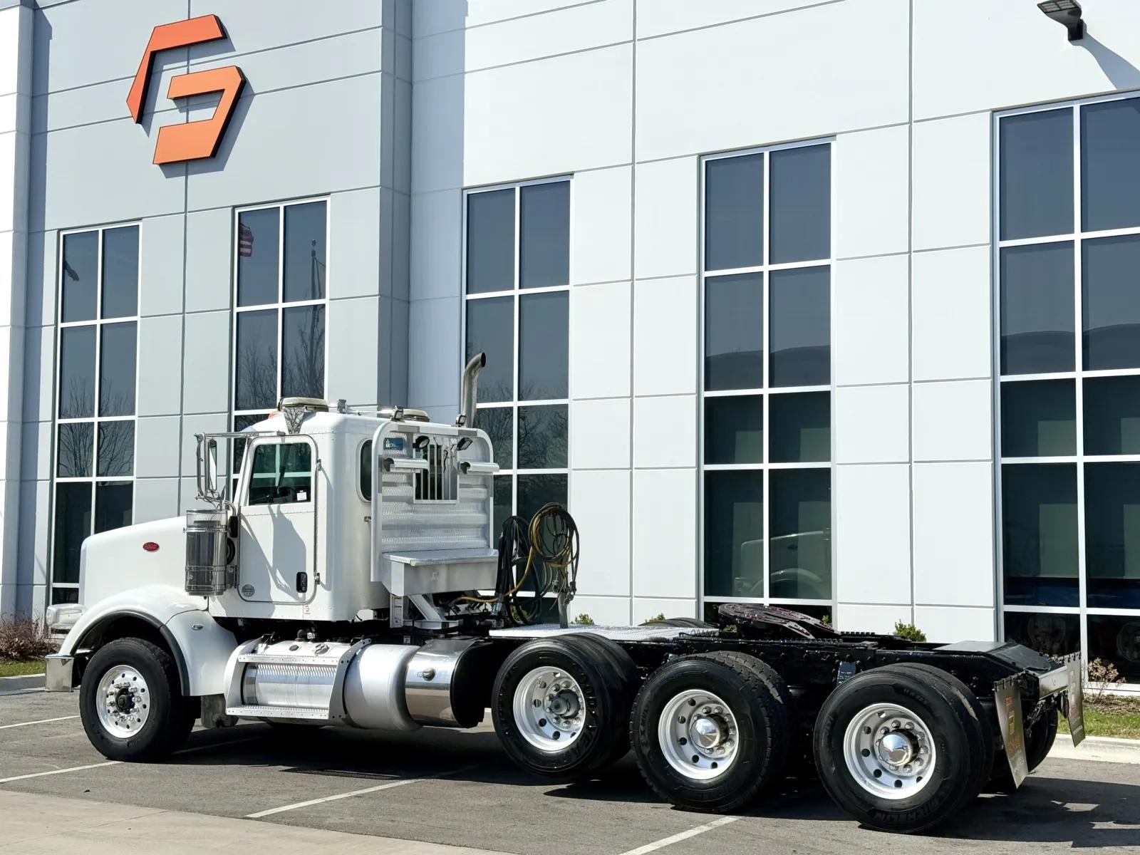 2015 Peterbilt 367 in New Lenox, IL — photo 6