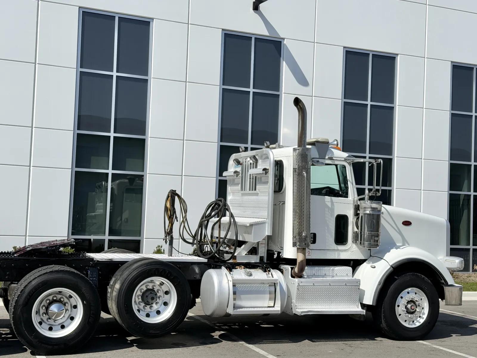 2015 Peterbilt 367 in New Lenox, IL — photo 7