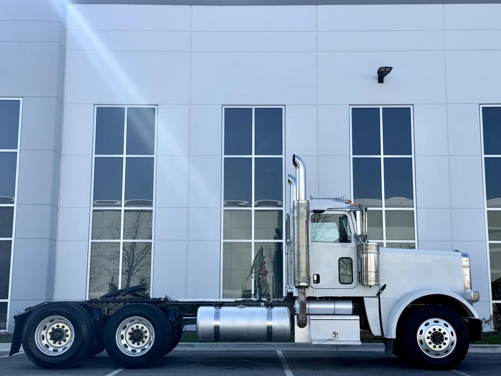 2009 Peterbilt 388 in New Lenox, IL — photo 3