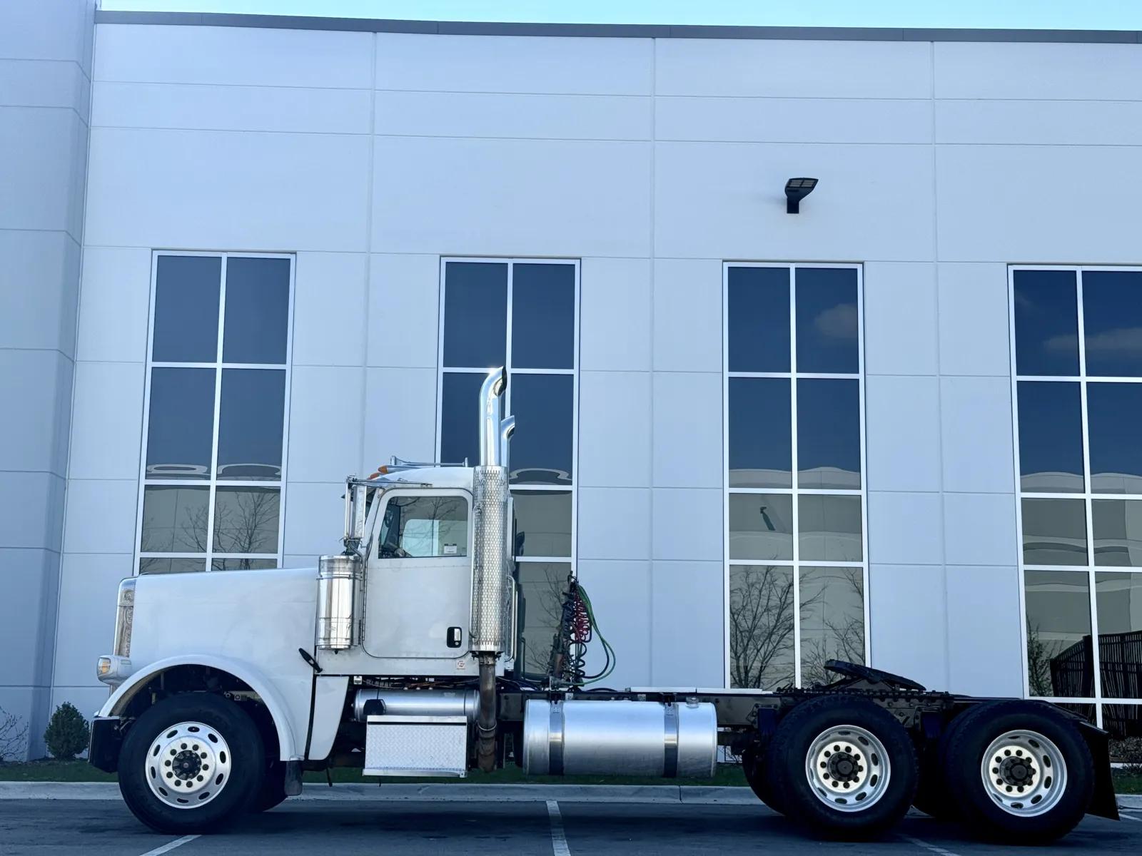 2009 Peterbilt 388 in New Lenox, IL — photo 4