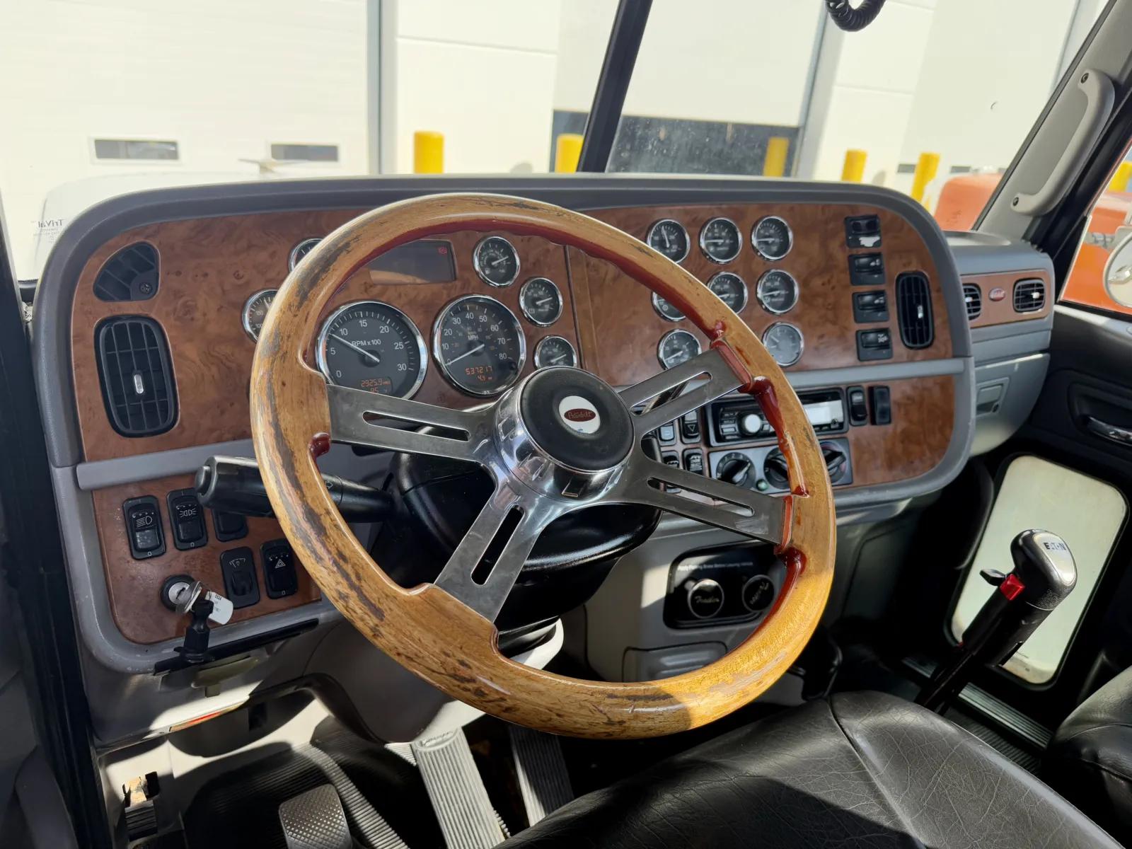 2009 Peterbilt 388 in New Lenox, IL — photo 15