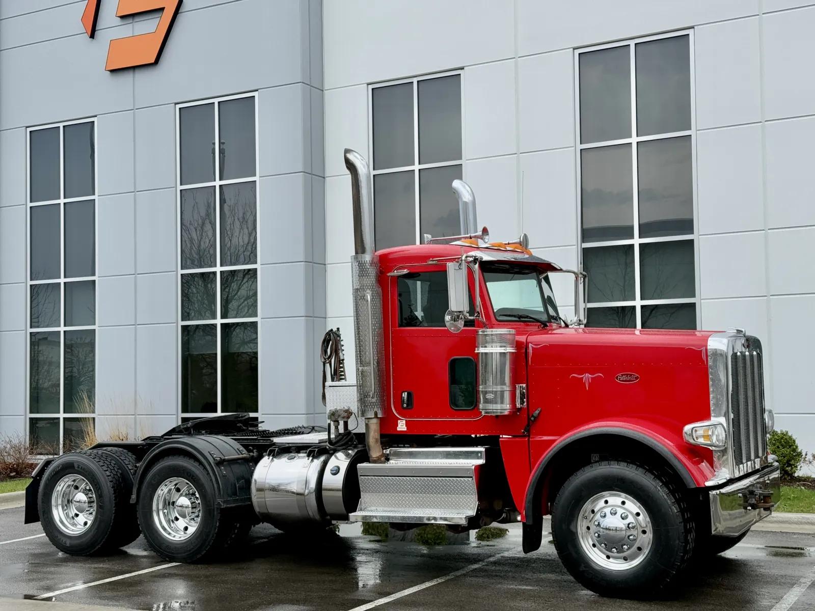 2021 Peterbilt 389 in New Lenox, IL — photo 2