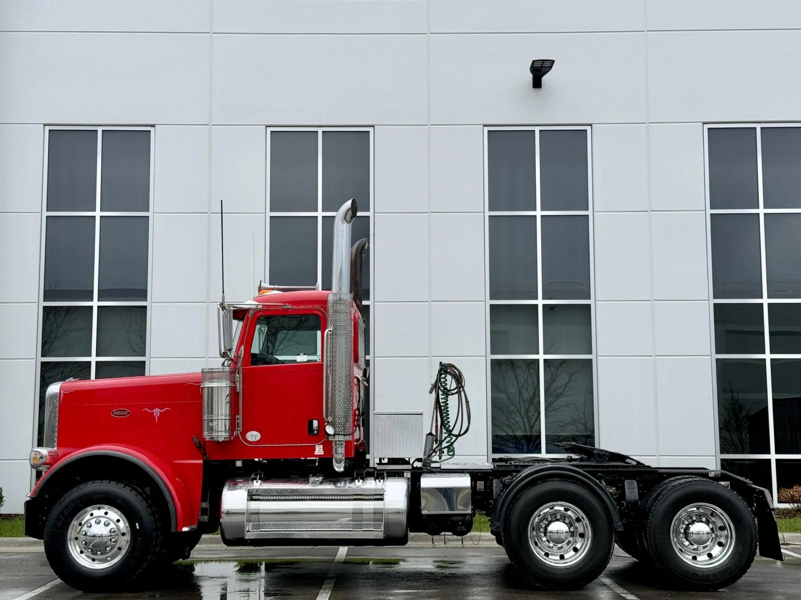 2021 Peterbilt 389 in New Lenox, IL — photo 4