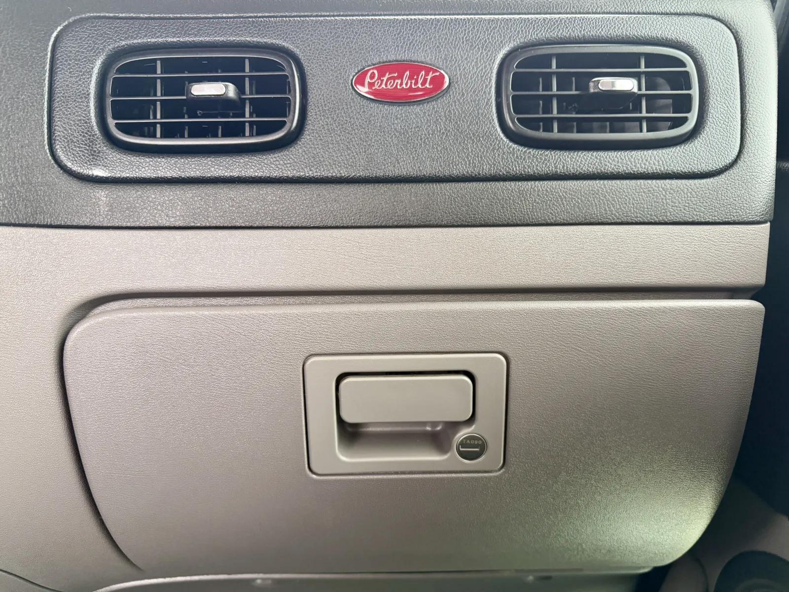 2021 Peterbilt 389 in New Lenox, IL — photo 19