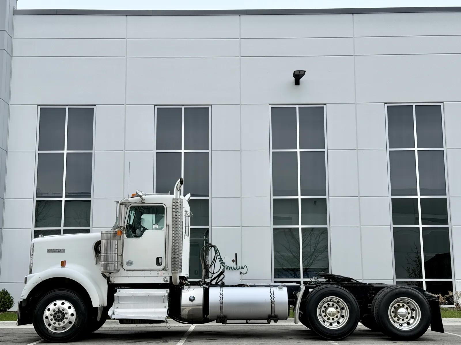 2015 Kenworth W900 in New Lenox, IL — photo 4