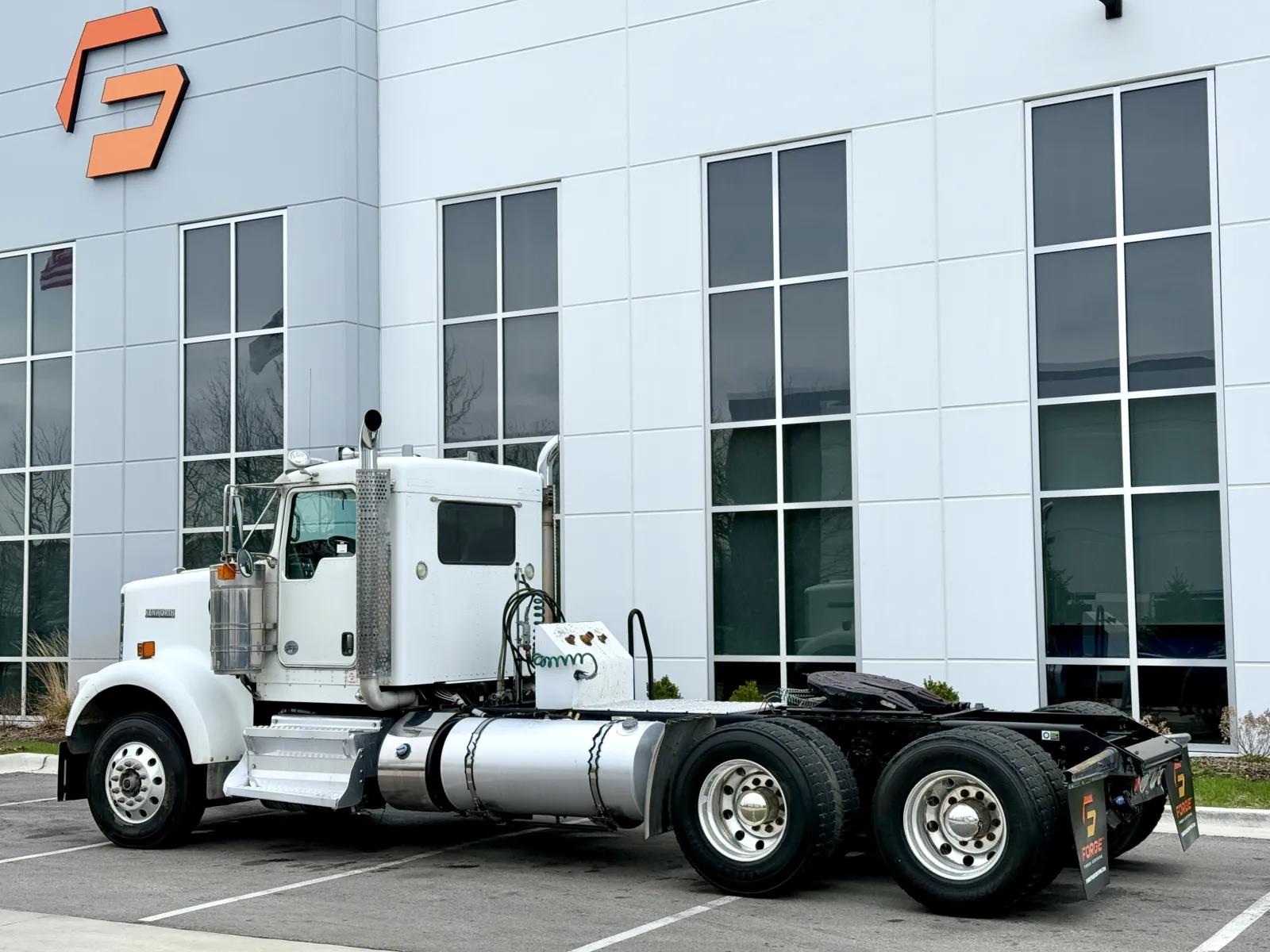 2015 Kenworth W900 in New Lenox, IL — photo 6