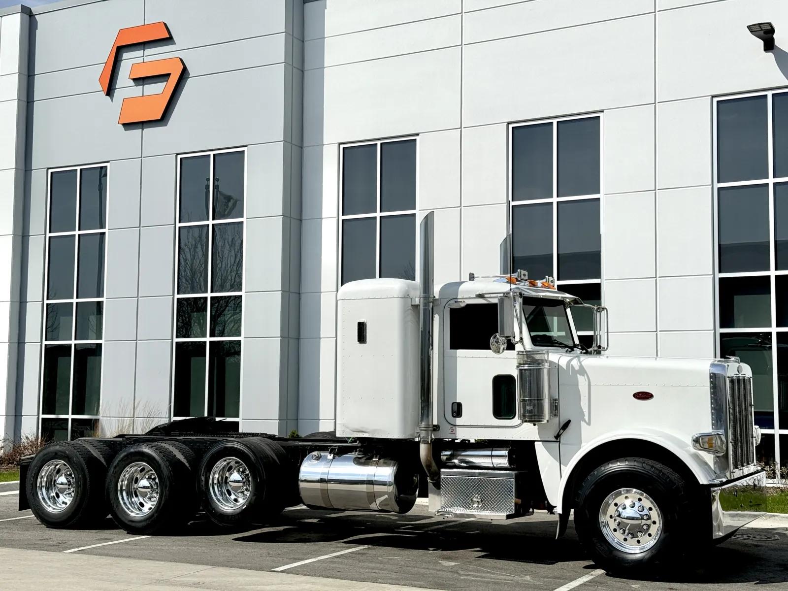 2008 Peterbilt 388 in New Lenox, IL — photo 2