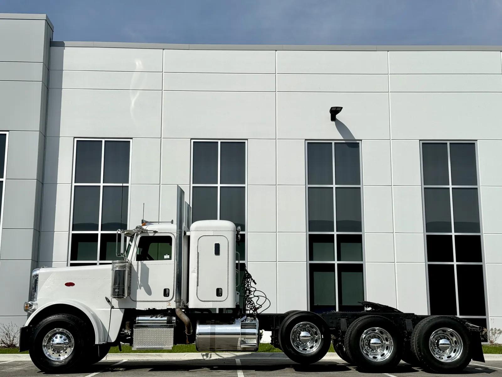 2008 Peterbilt 388 in New Lenox, IL — photo 4