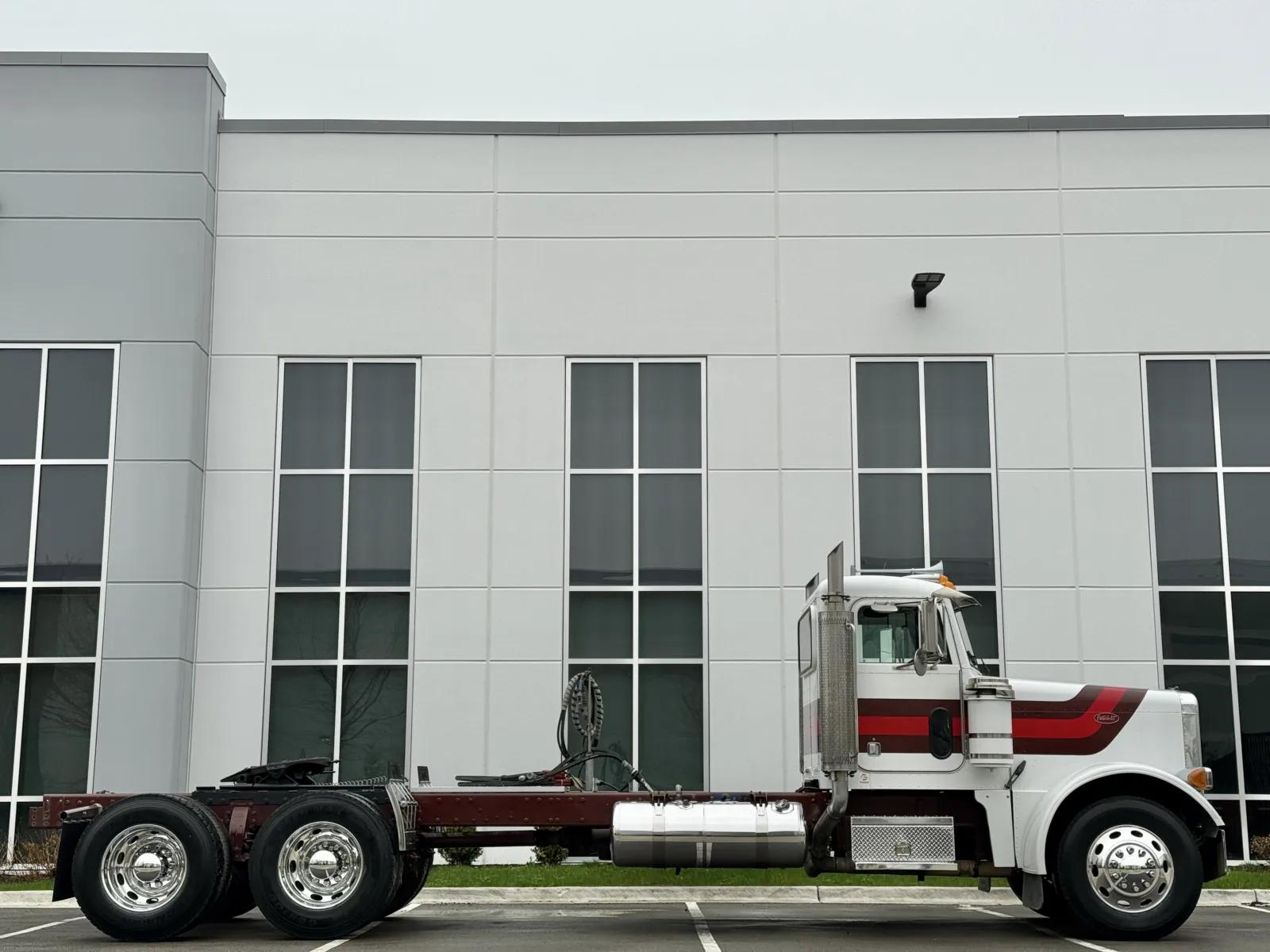 2003 Peterbilt 379 in New Lenox, IL — photo 3