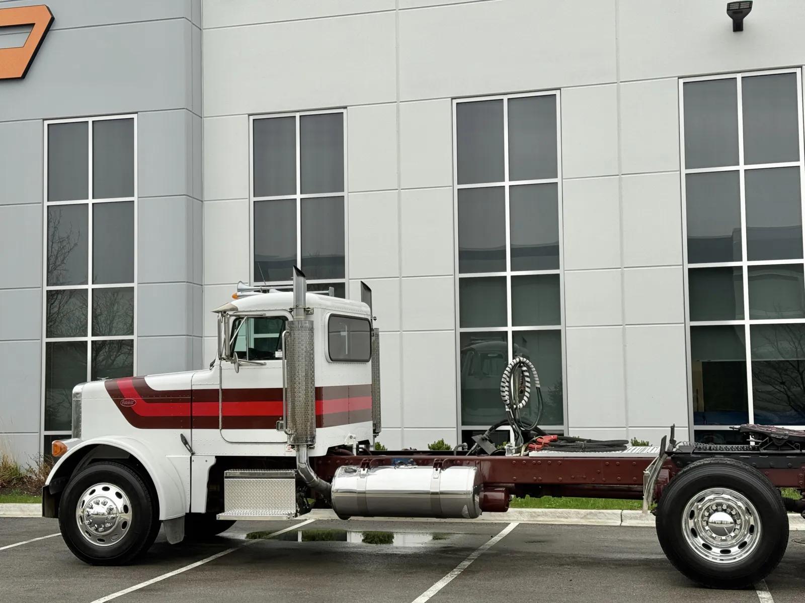 2003 Peterbilt 379 in New Lenox, IL — photo 8