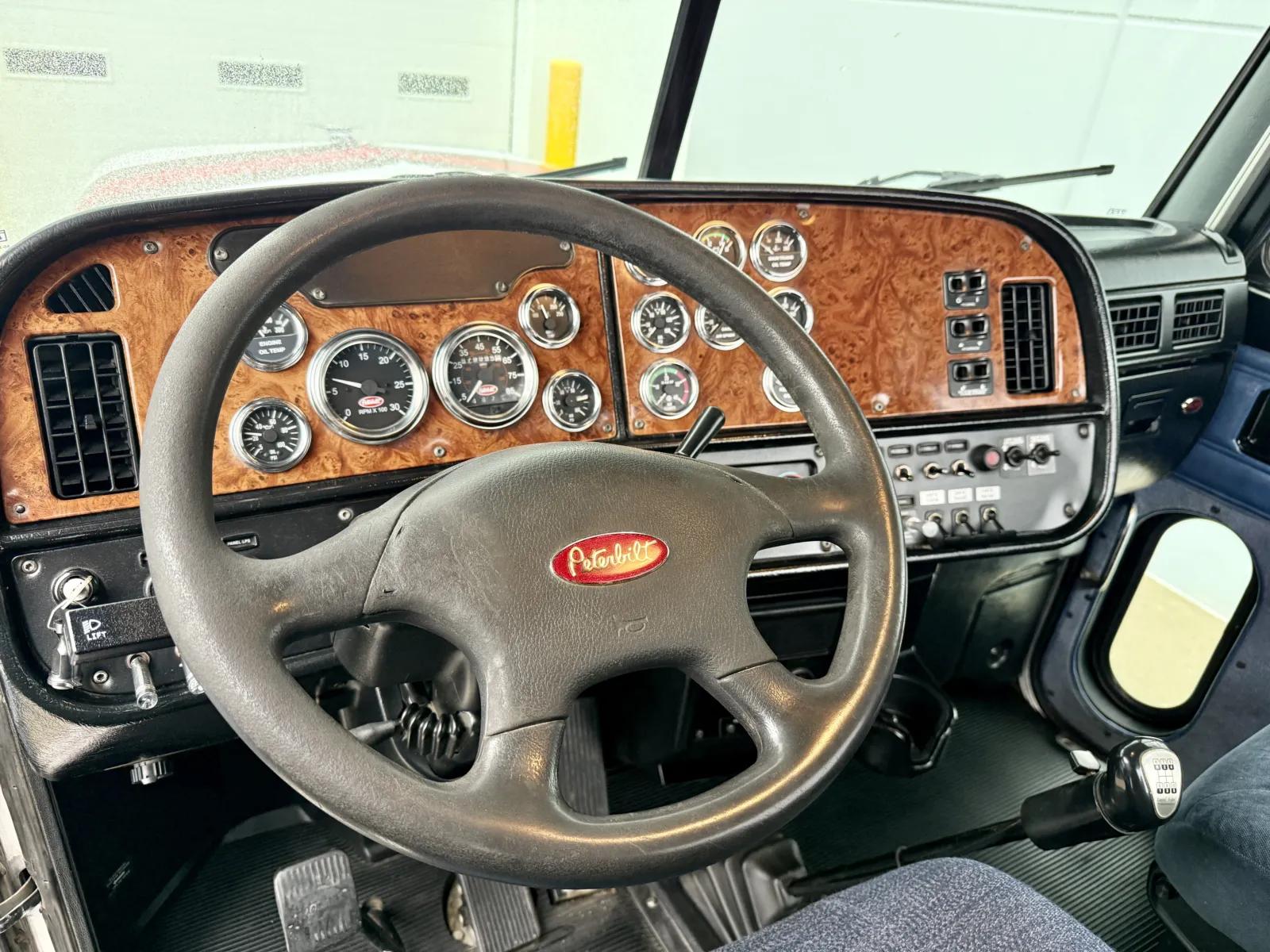 2003 Peterbilt 379 in New Lenox, IL — photo 15