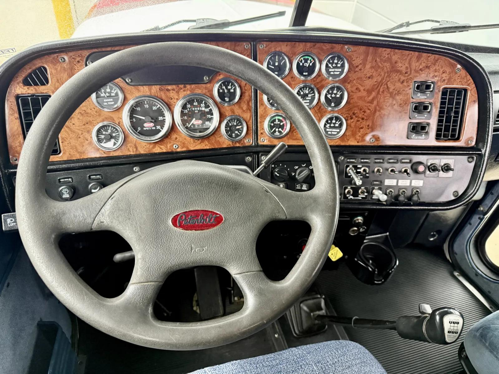 2003 Peterbilt 379 in New Lenox, IL — photo 16