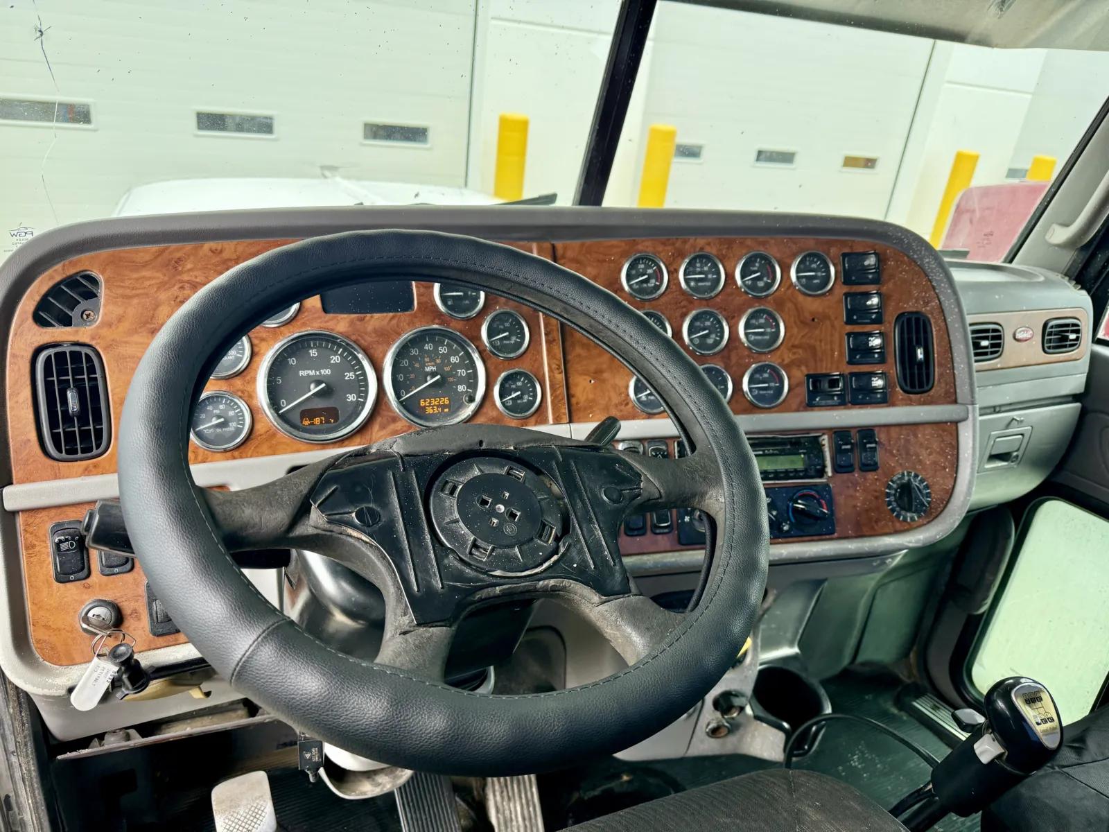 2007 Peterbilt 379 in New Lenox, IL — photo 15