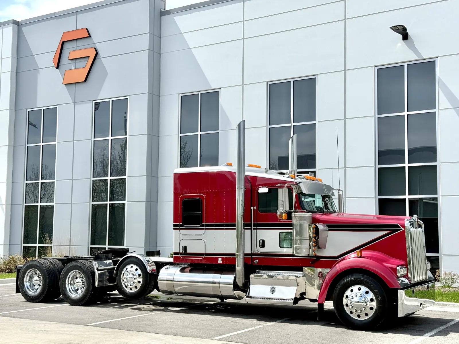 2016 Kenworth W900 in New Lenox, IL — photo 2