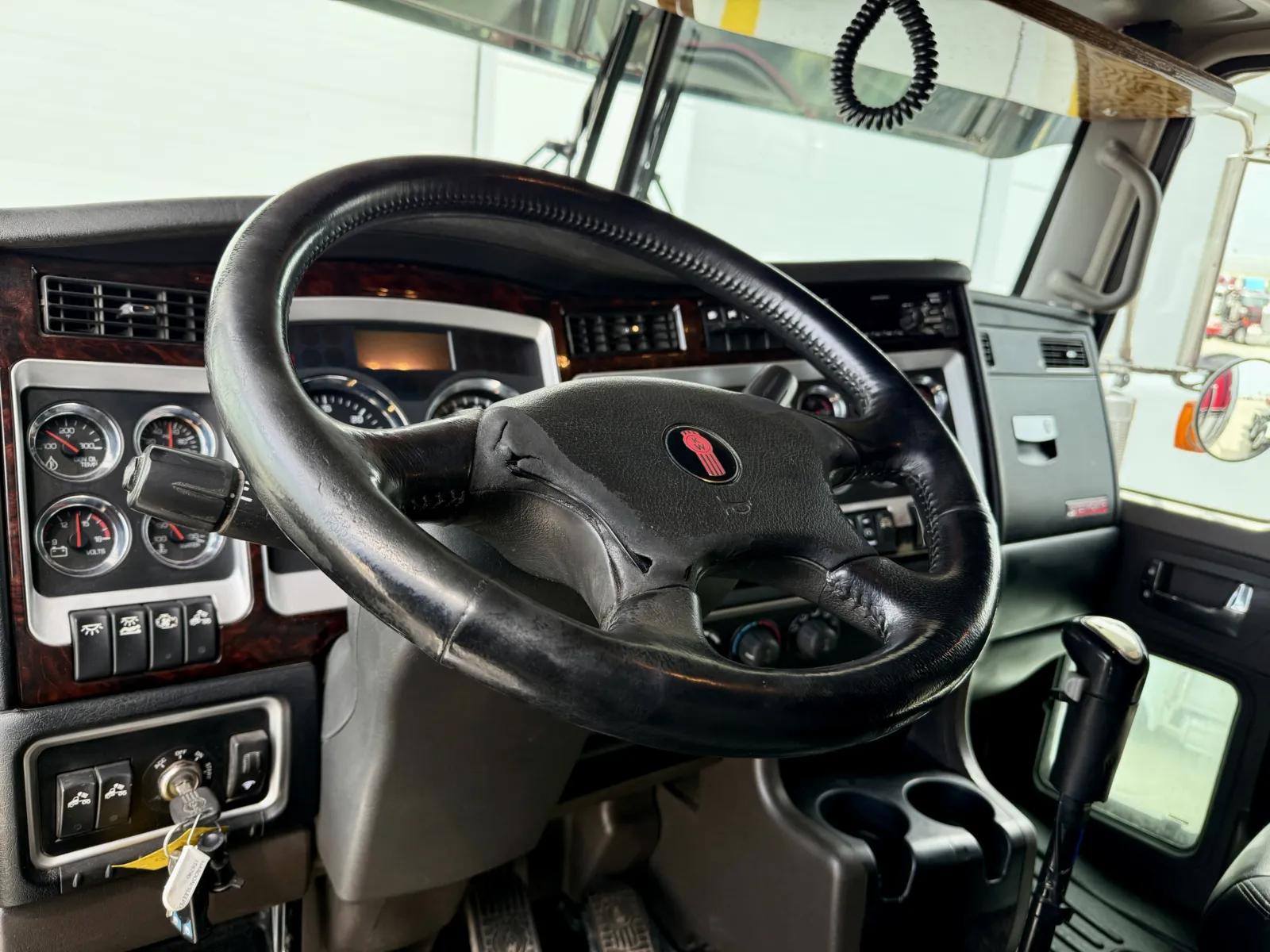 2016 Kenworth W900 in New Lenox, IL — photo 15