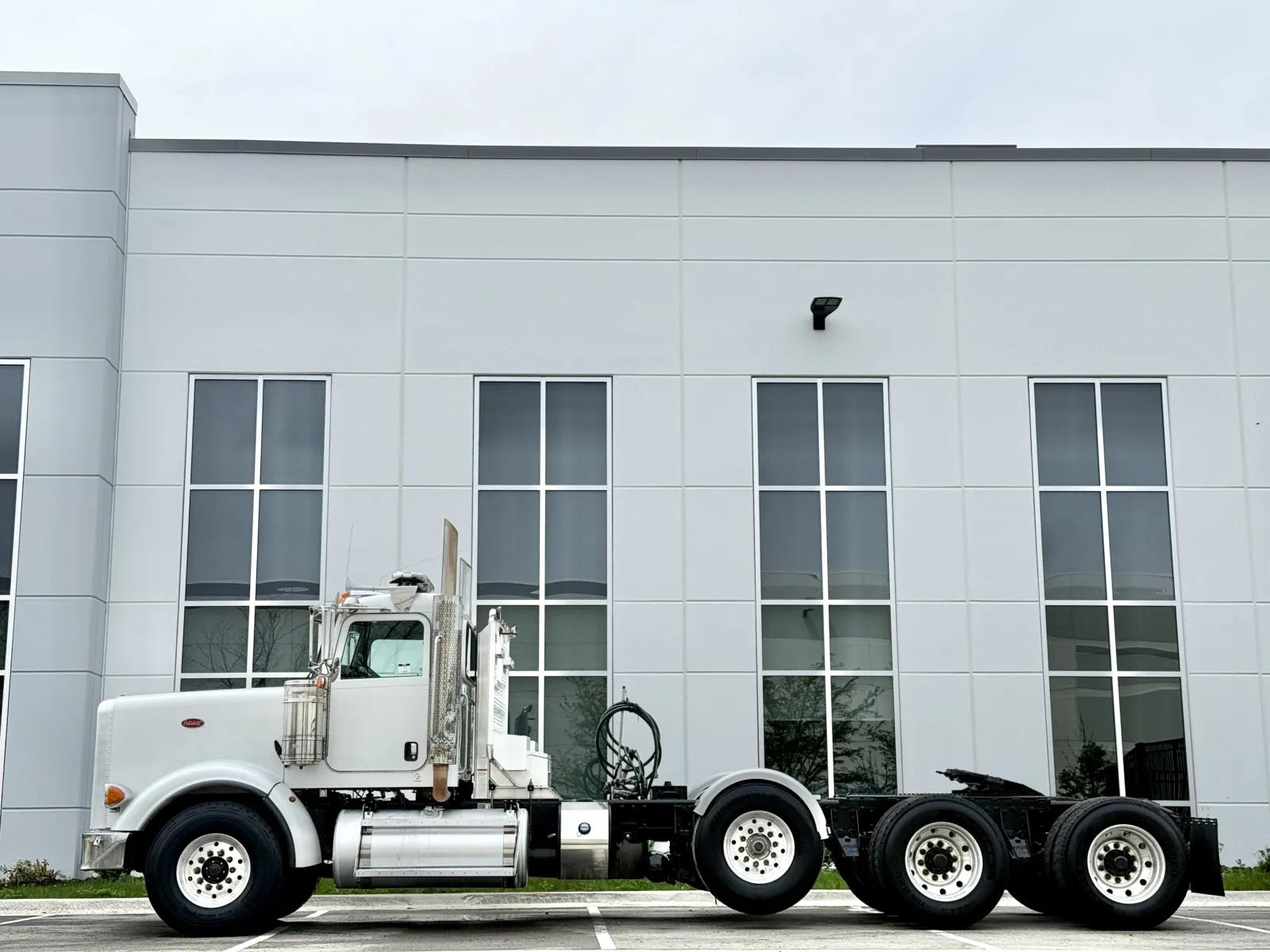 2014 Peterbilt 367 in New Lenox, IL — photo 4