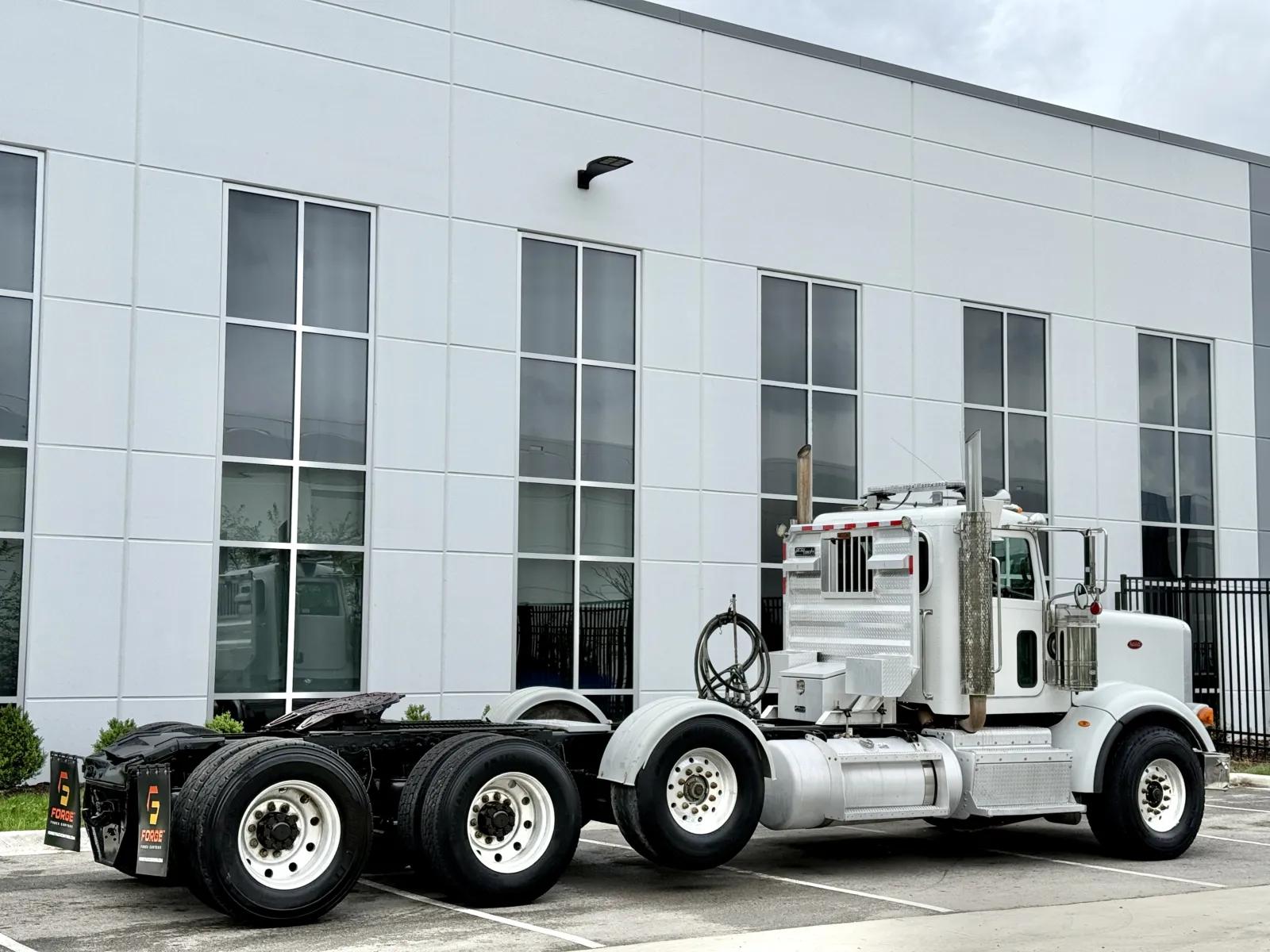 2014 Peterbilt 367 in New Lenox, IL — photo 5