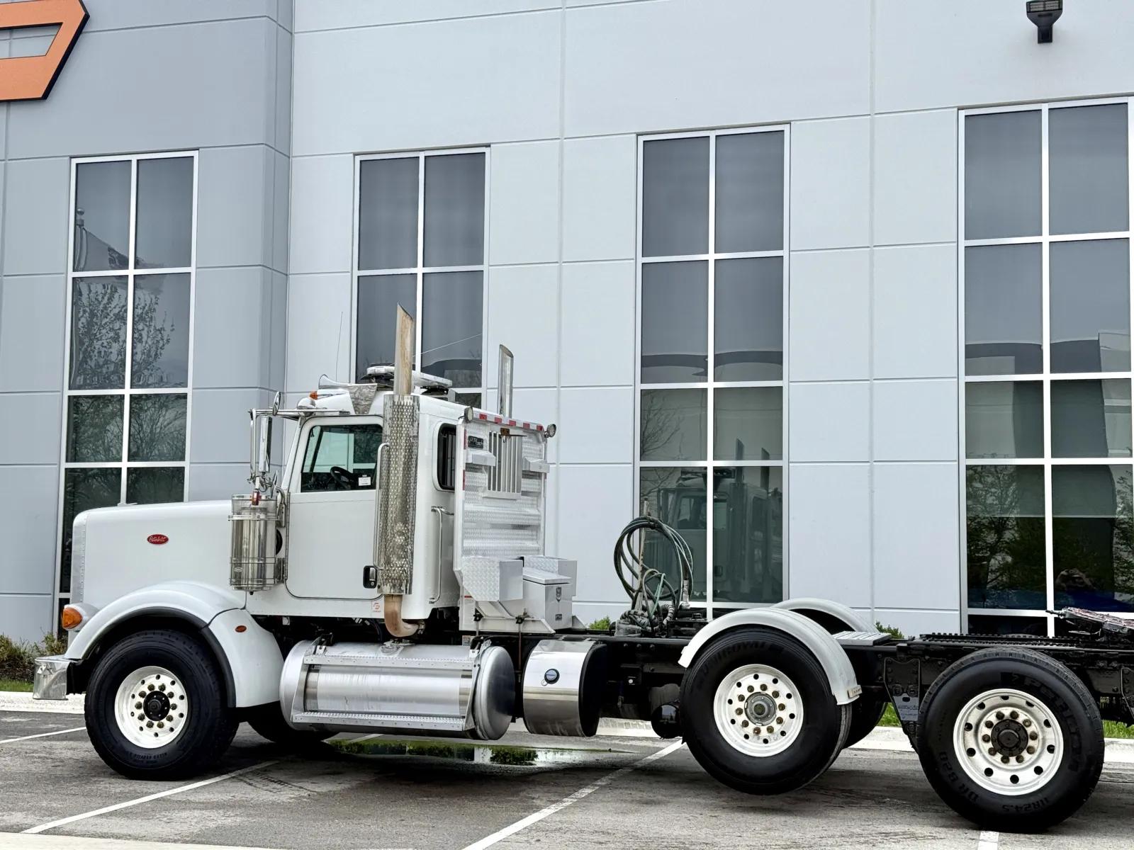 2014 Peterbilt 367 in New Lenox, IL — photo 8