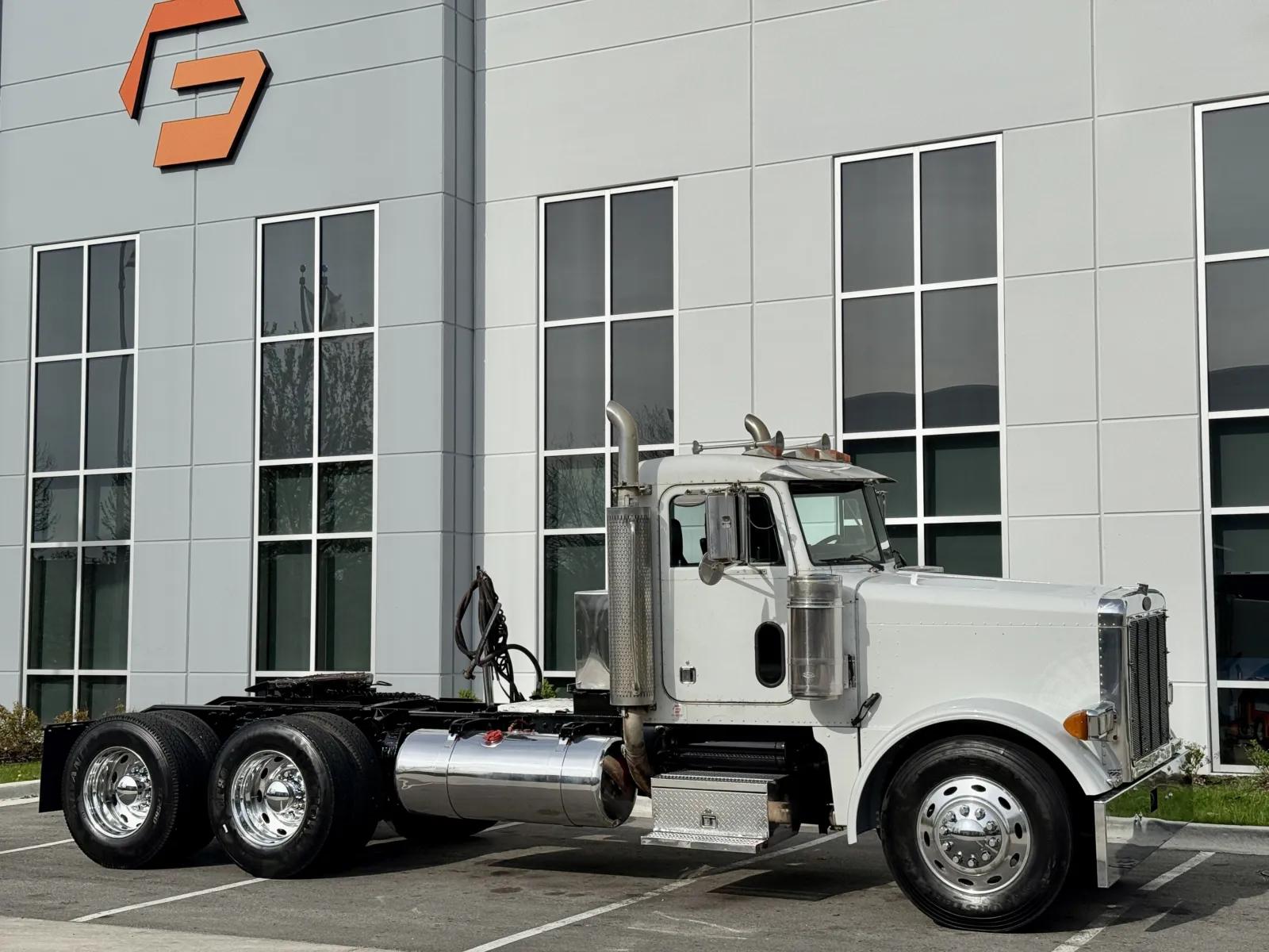 2001 Peterbilt 379 in New Lenox, IL — photo 2