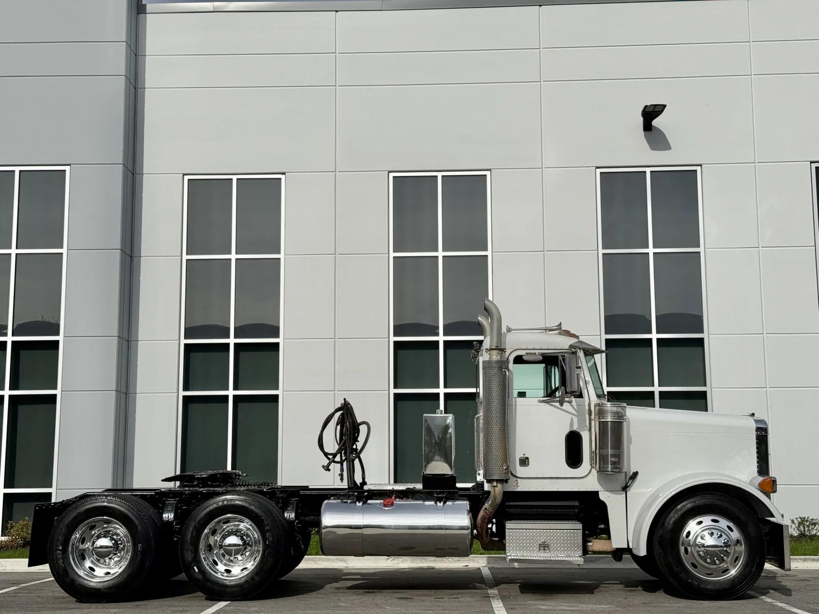 2001 Peterbilt 379 in New Lenox, IL — photo 3