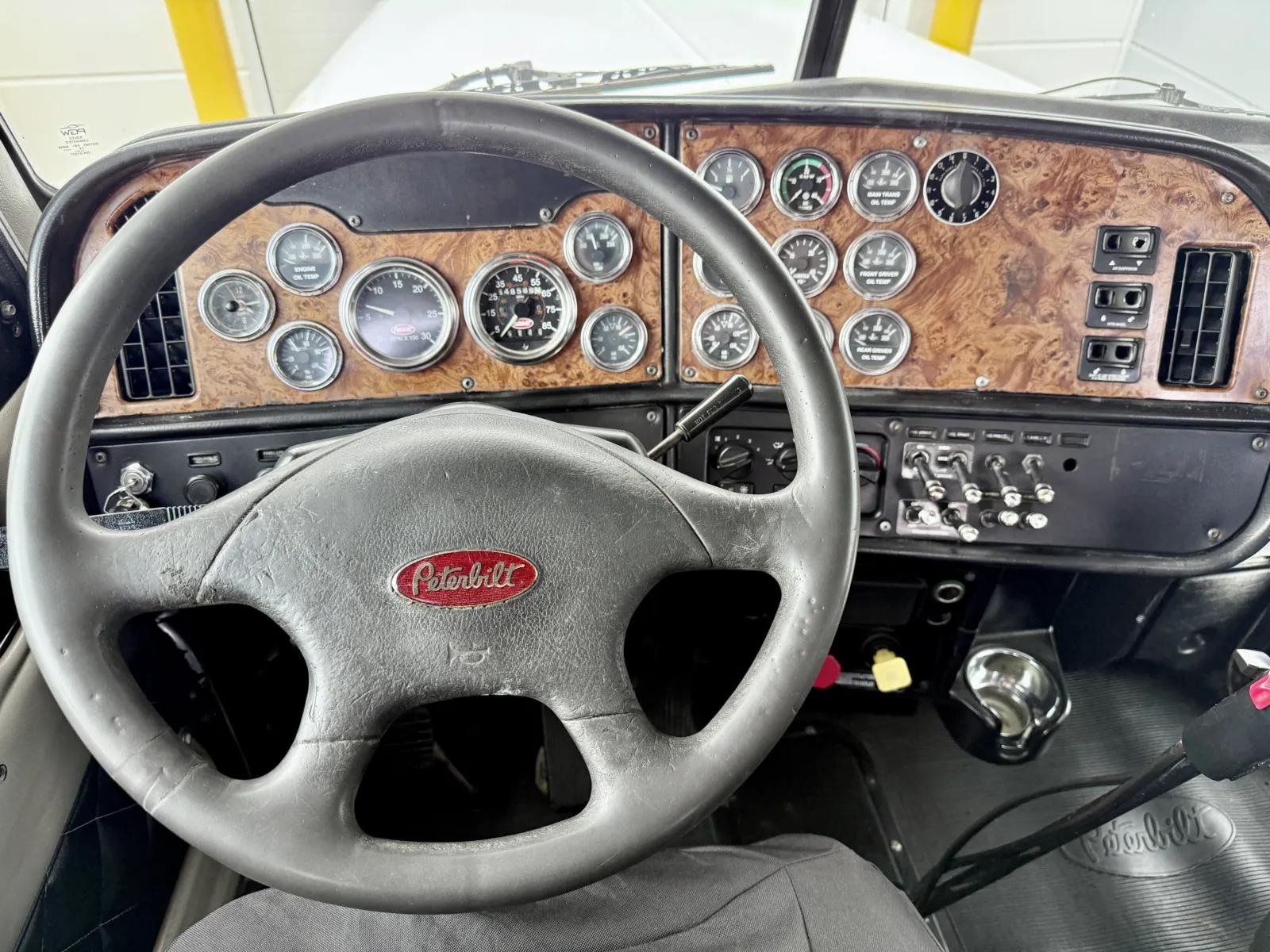 2001 Peterbilt 379 in New Lenox, IL — photo 16