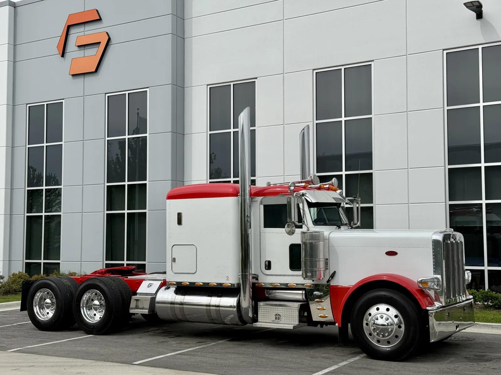 2013 Peterbilt 389 in New Lenox, IL — photo 2