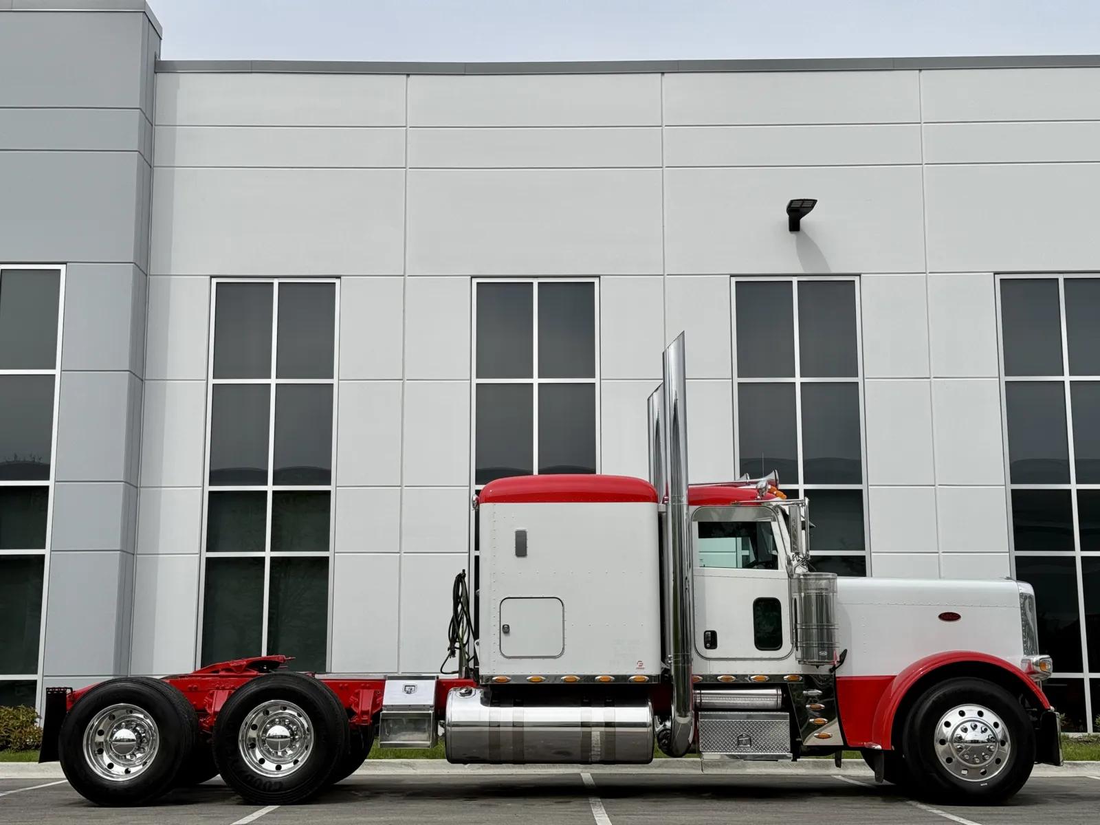 2013 Peterbilt 389 in New Lenox, IL — photo 3