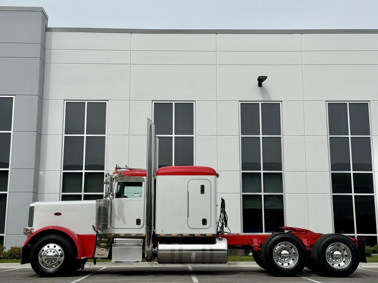 2013 Peterbilt 389 in New Lenox, IL — photo 4
