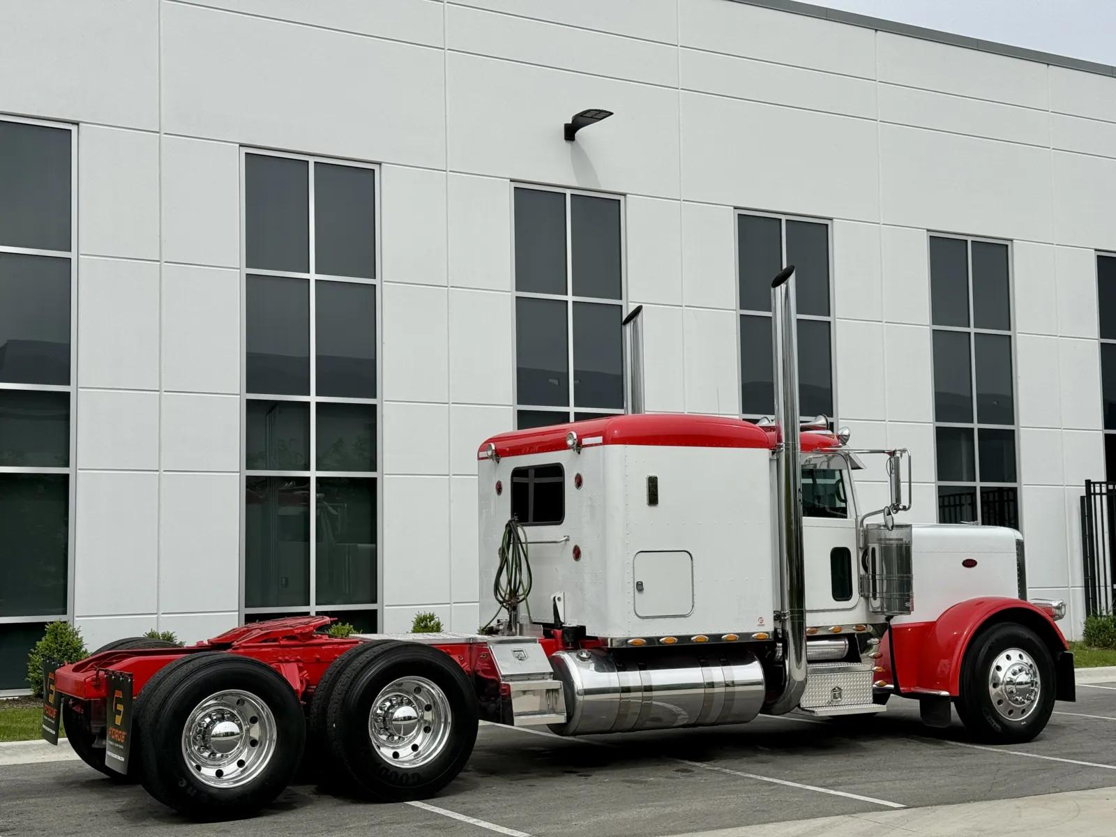 2013 Peterbilt 389 in New Lenox, IL — photo 5
