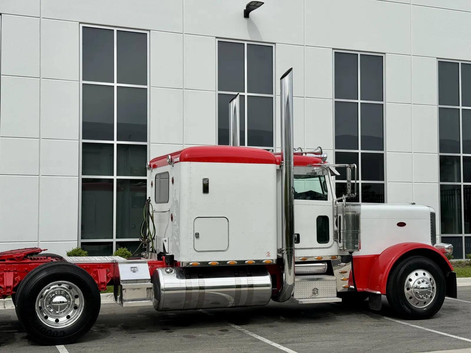2013 Peterbilt 389 in New Lenox, IL — photo 7