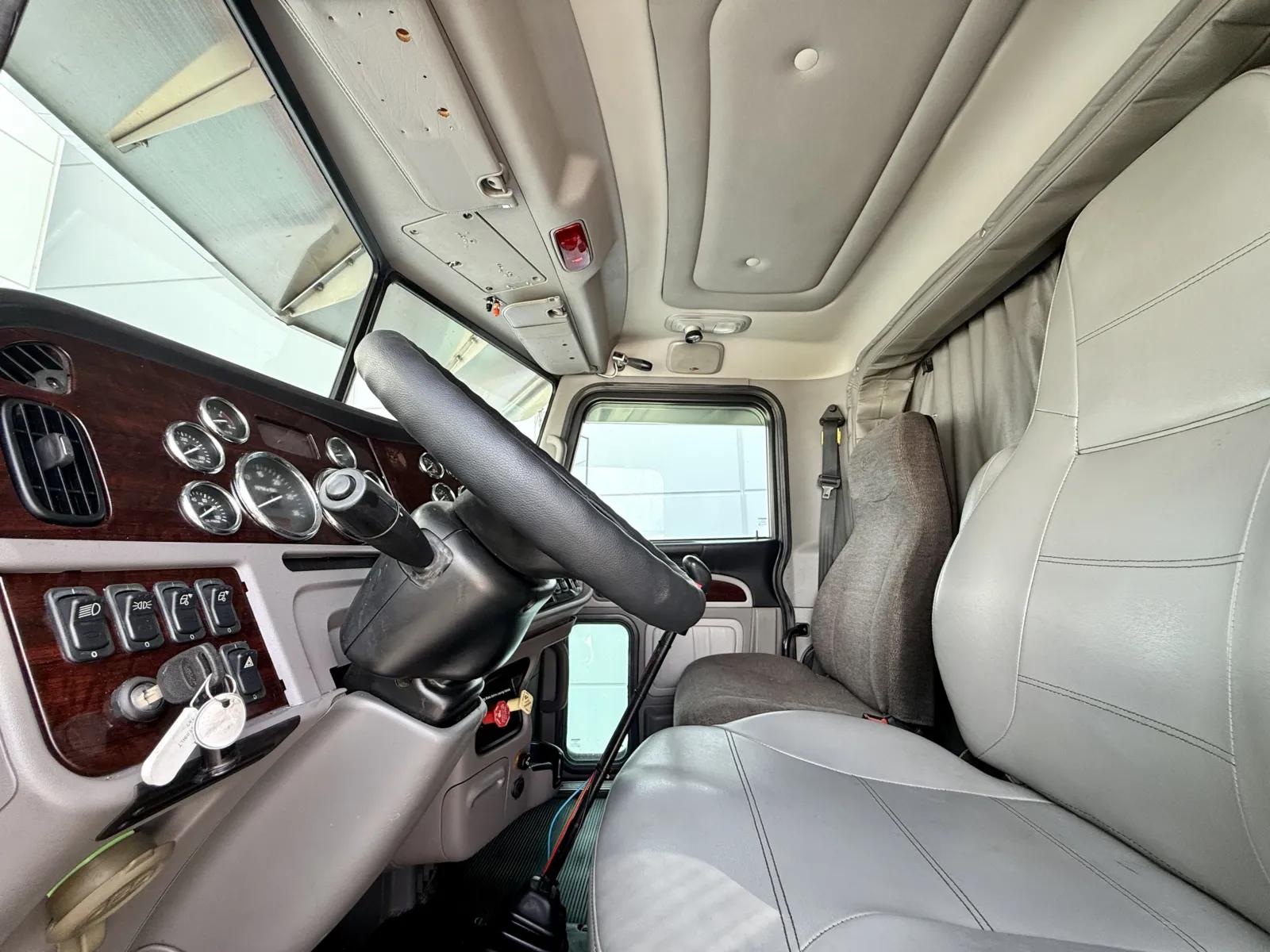 2013 Peterbilt 389 in New Lenox, IL — photo 14