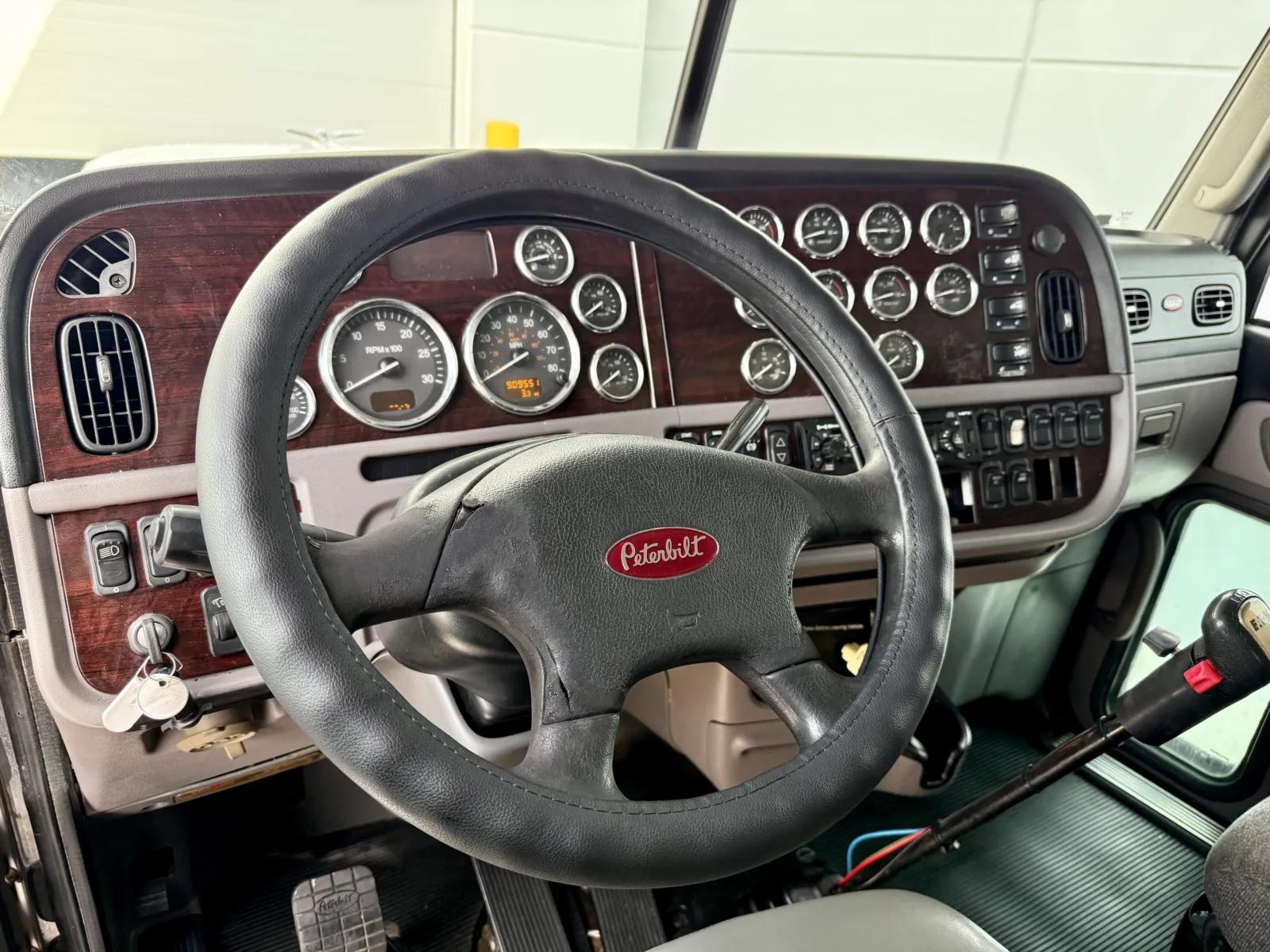 2013 Peterbilt 389 in New Lenox, IL — photo 15