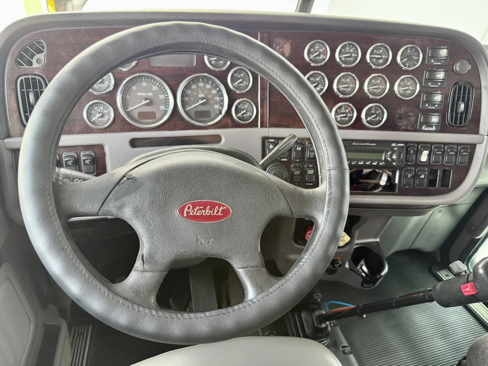 2013 Peterbilt 389 in New Lenox, IL — photo 16
