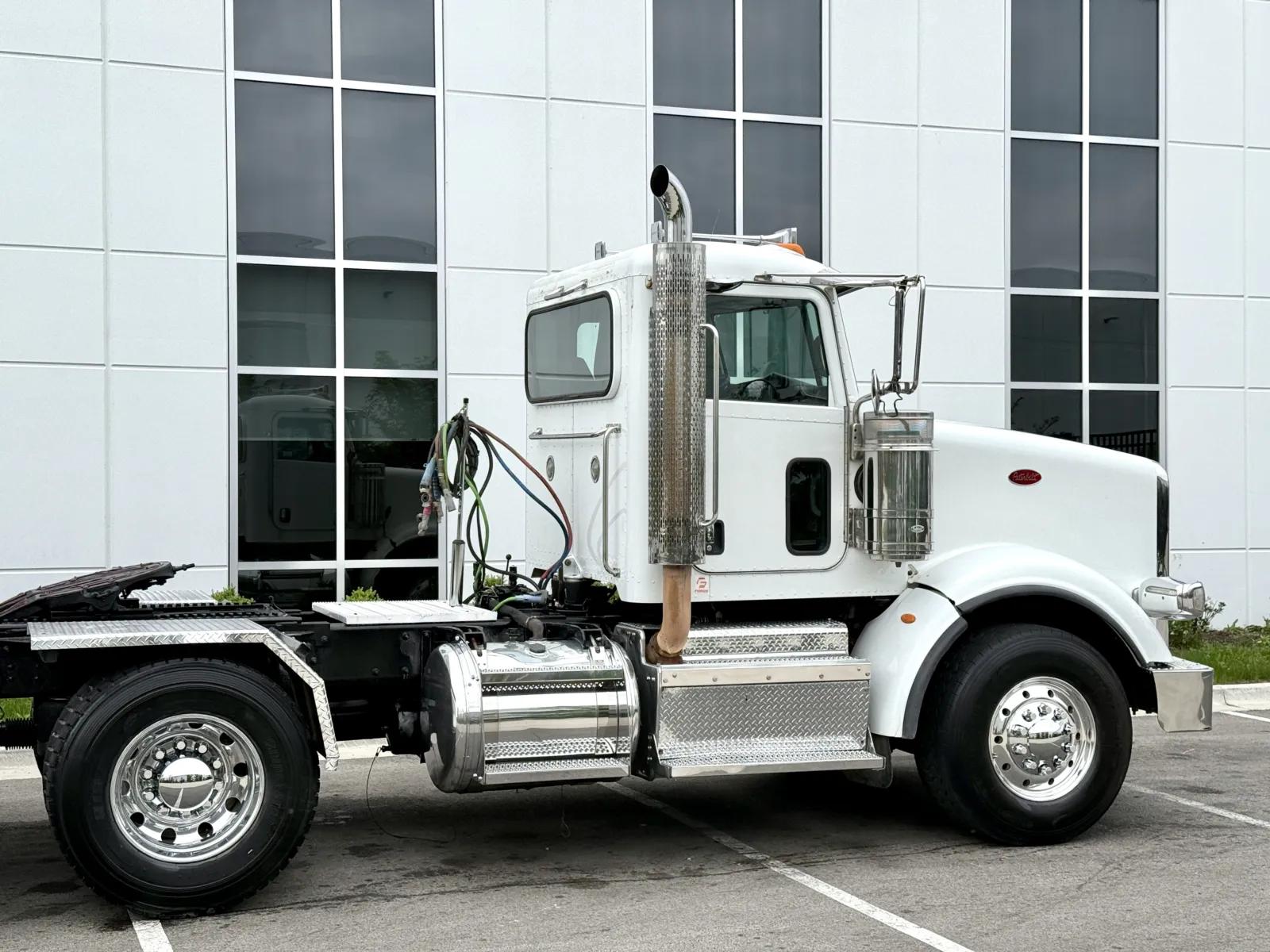 2015 Peterbilt 367 in New Lenox, IL — photo 7