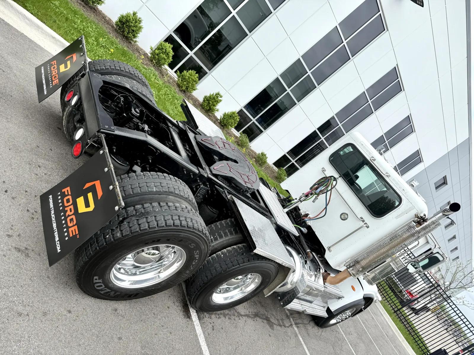 2015 Peterbilt 367 in New Lenox, IL — photo 11