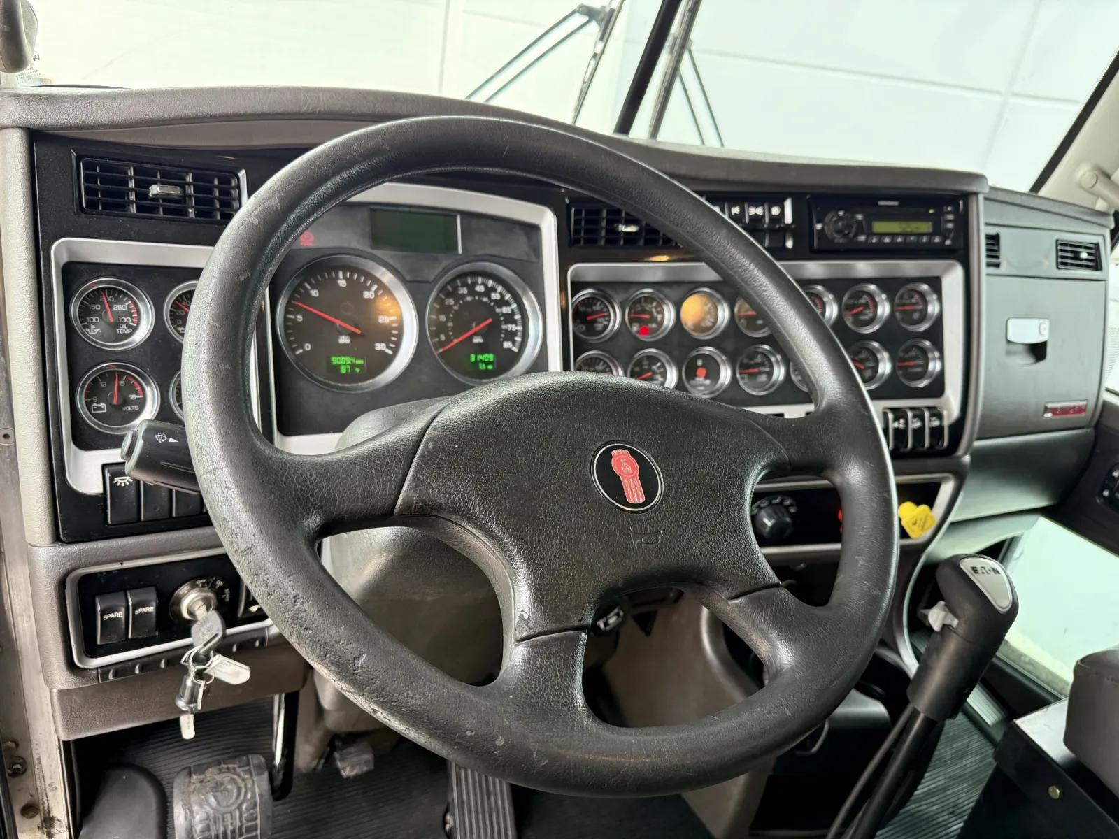 2012 Kenworth T800 in New Lenox, IL — photo 15