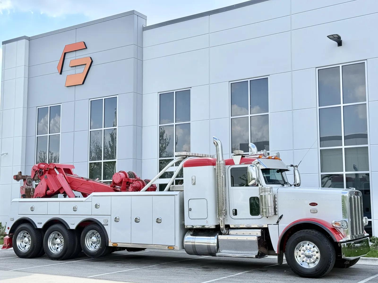 2017 Peterbilt 389 in New Lenox, IL — photo 2