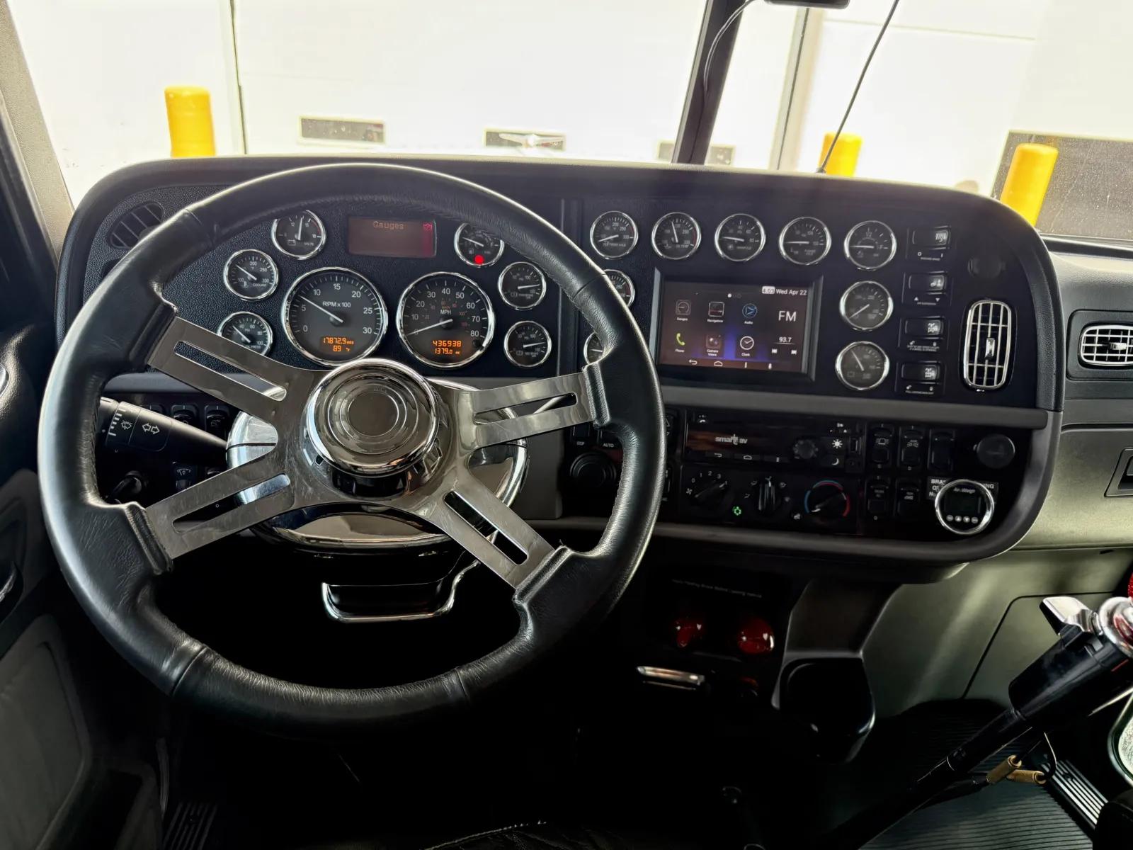 2017 Peterbilt 389 in New Lenox, IL — photo 30