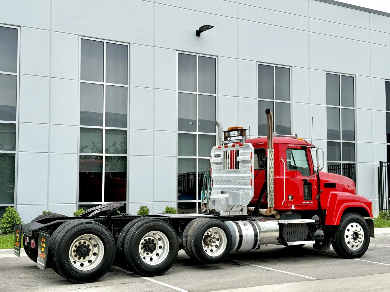 2013 Mack Pinnacle in New Lenox, IL — photo 5