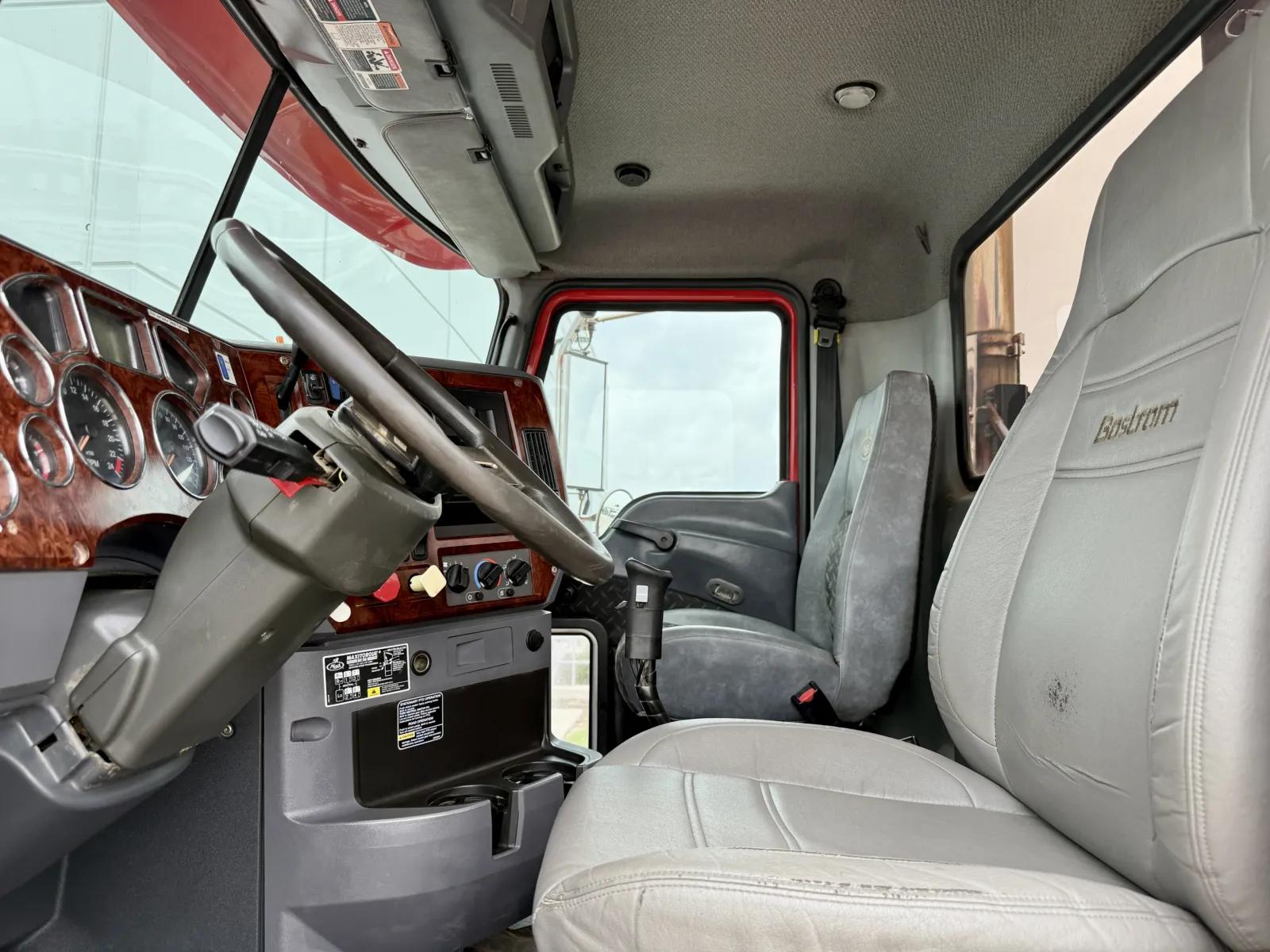 2013 Mack Pinnacle in New Lenox, IL — photo 14