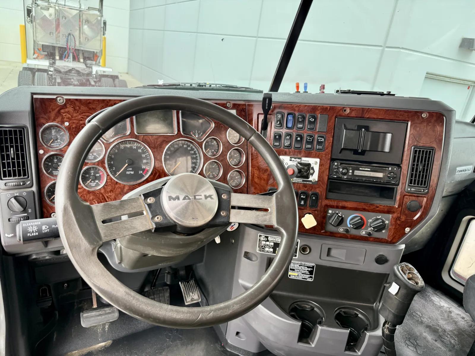 2013 Mack Pinnacle in New Lenox, IL — photo 15