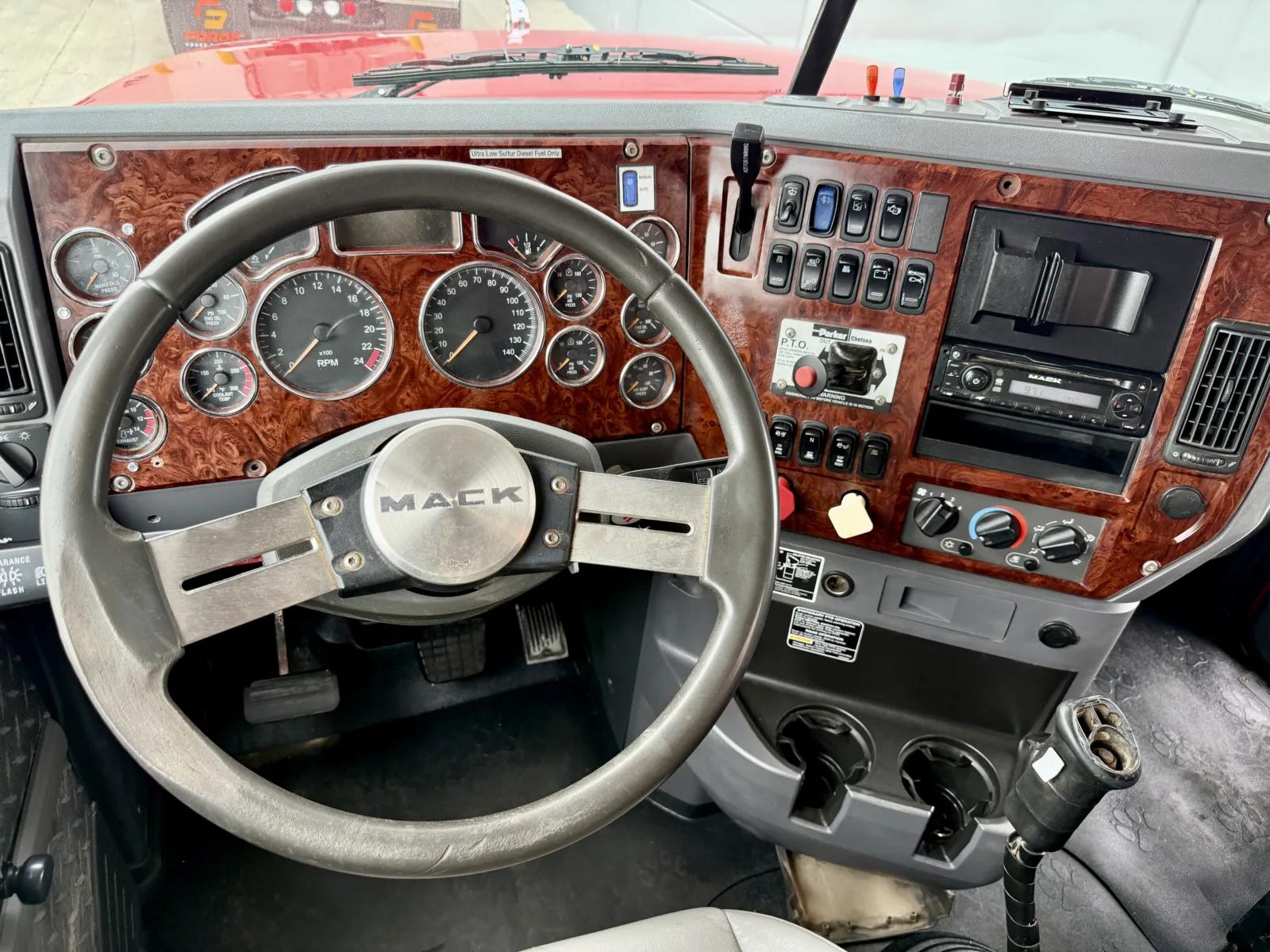 2013 Mack Pinnacle in New Lenox, IL — photo 16