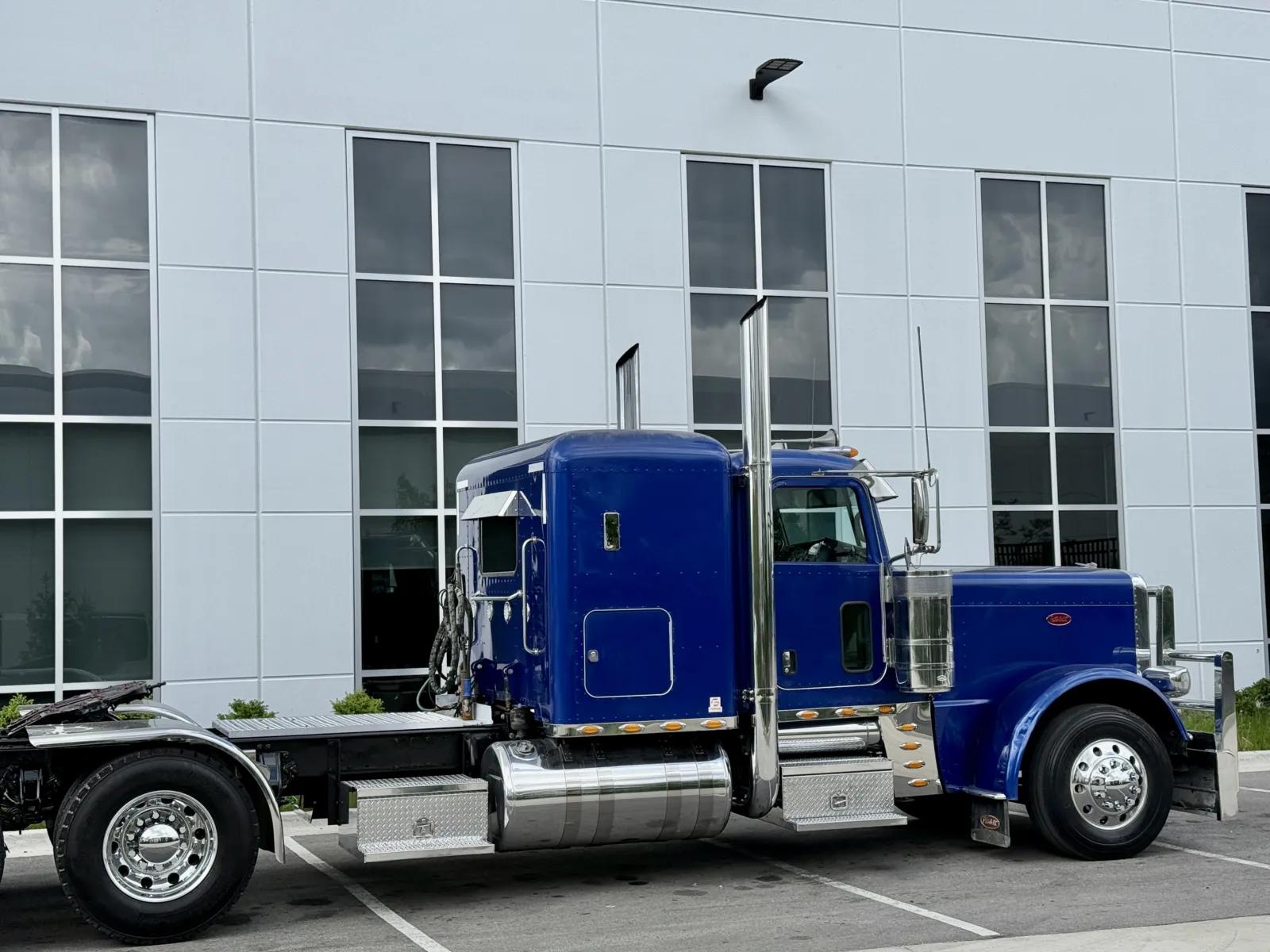 2016 Peterbilt 389 in New Lenox, IL — photo 7