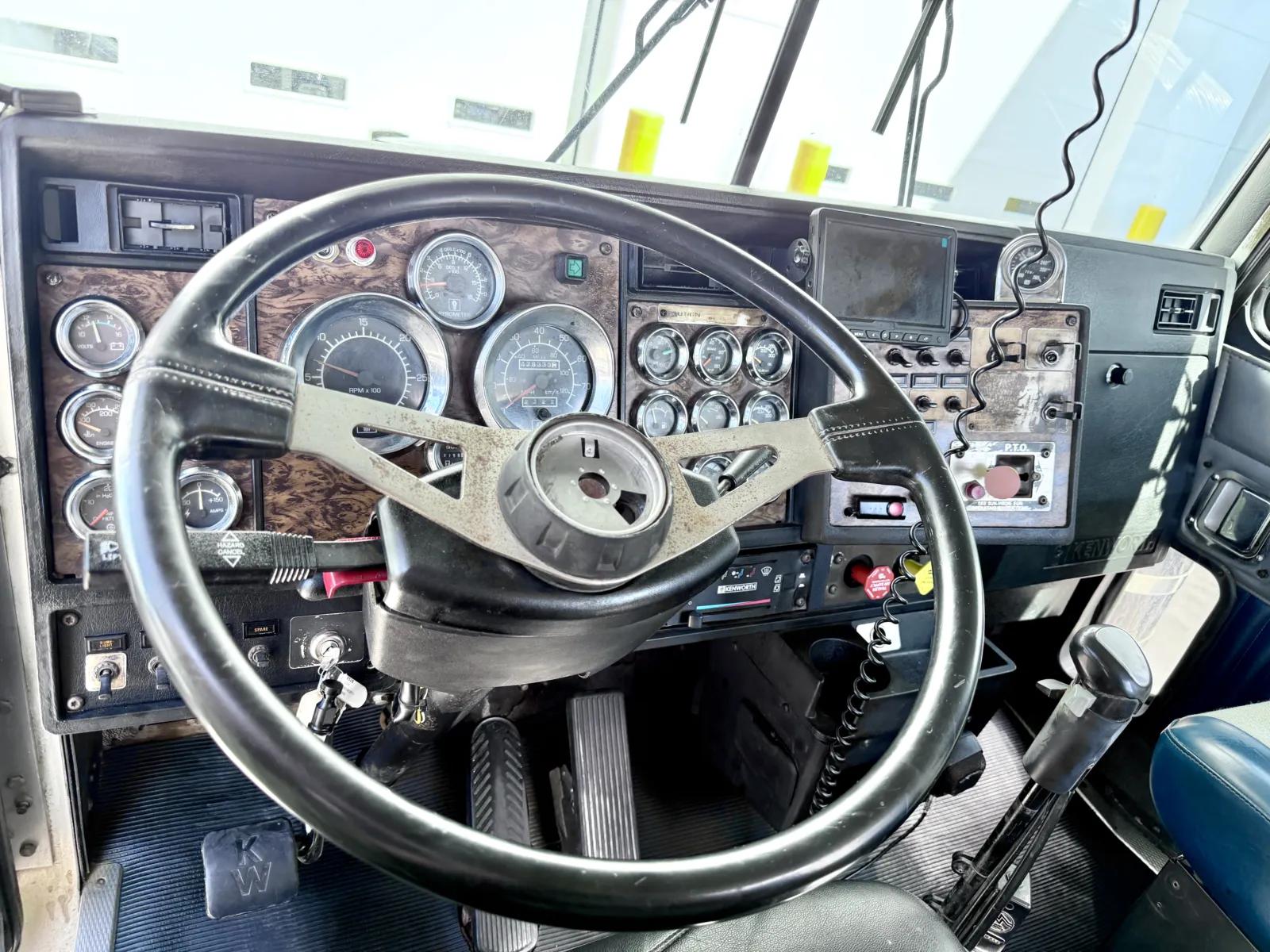 1998 Kenworth T800 in New Lenox, IL — photo 15